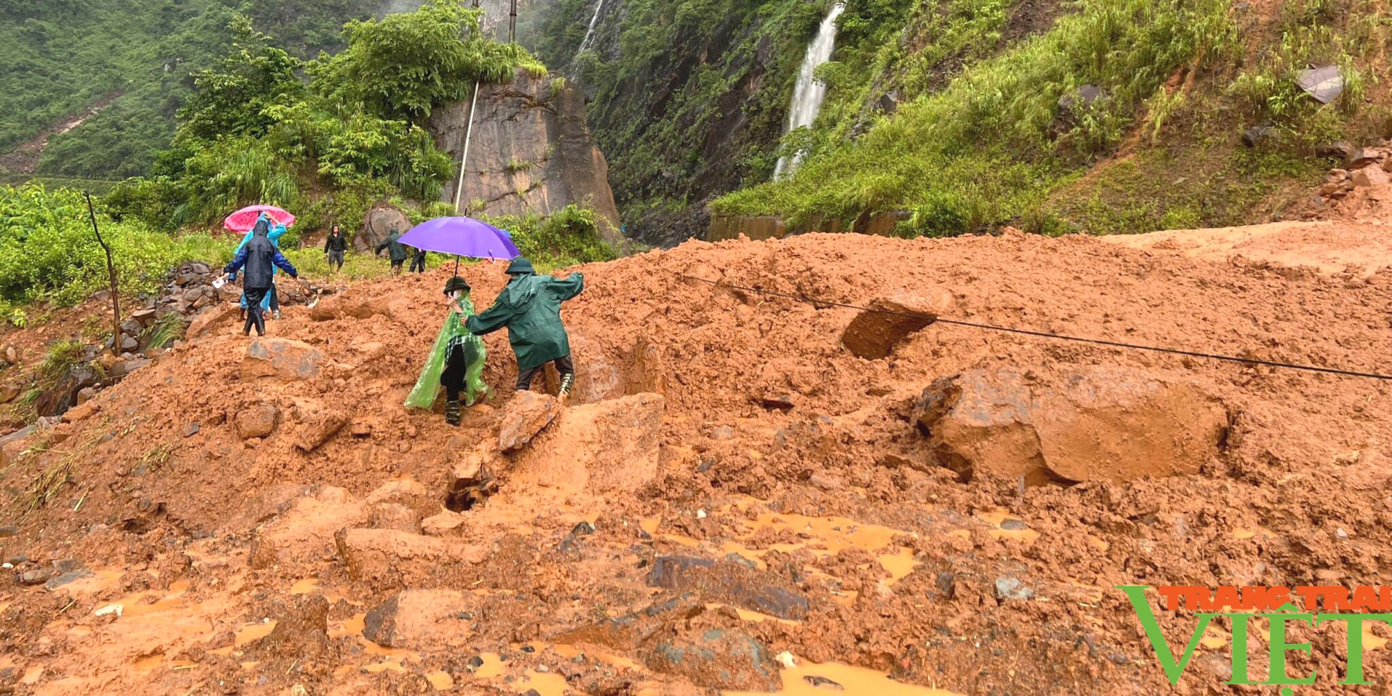 Mưa lớn, đất ở tà luy dương sạt lở làm sập tường nhà dân tại Mường La- Ảnh 2.