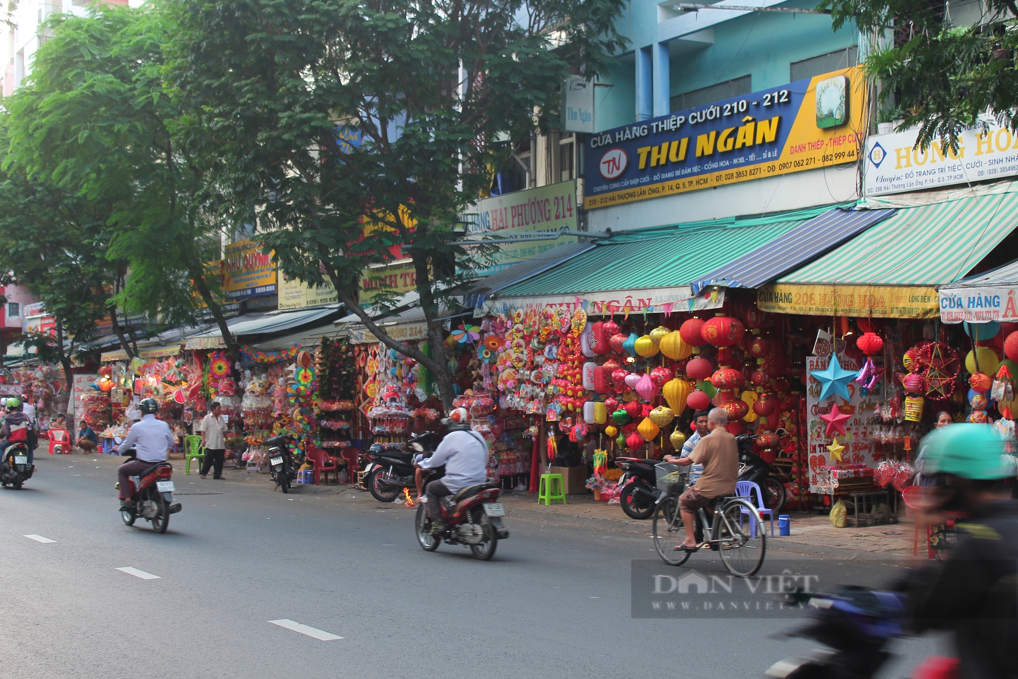 Rực rỡ con đường lồng đèn lớn nhất Sài Gòn, nhiều mẫu “hot trend” lần đầu xuất hiện - Ảnh 1.