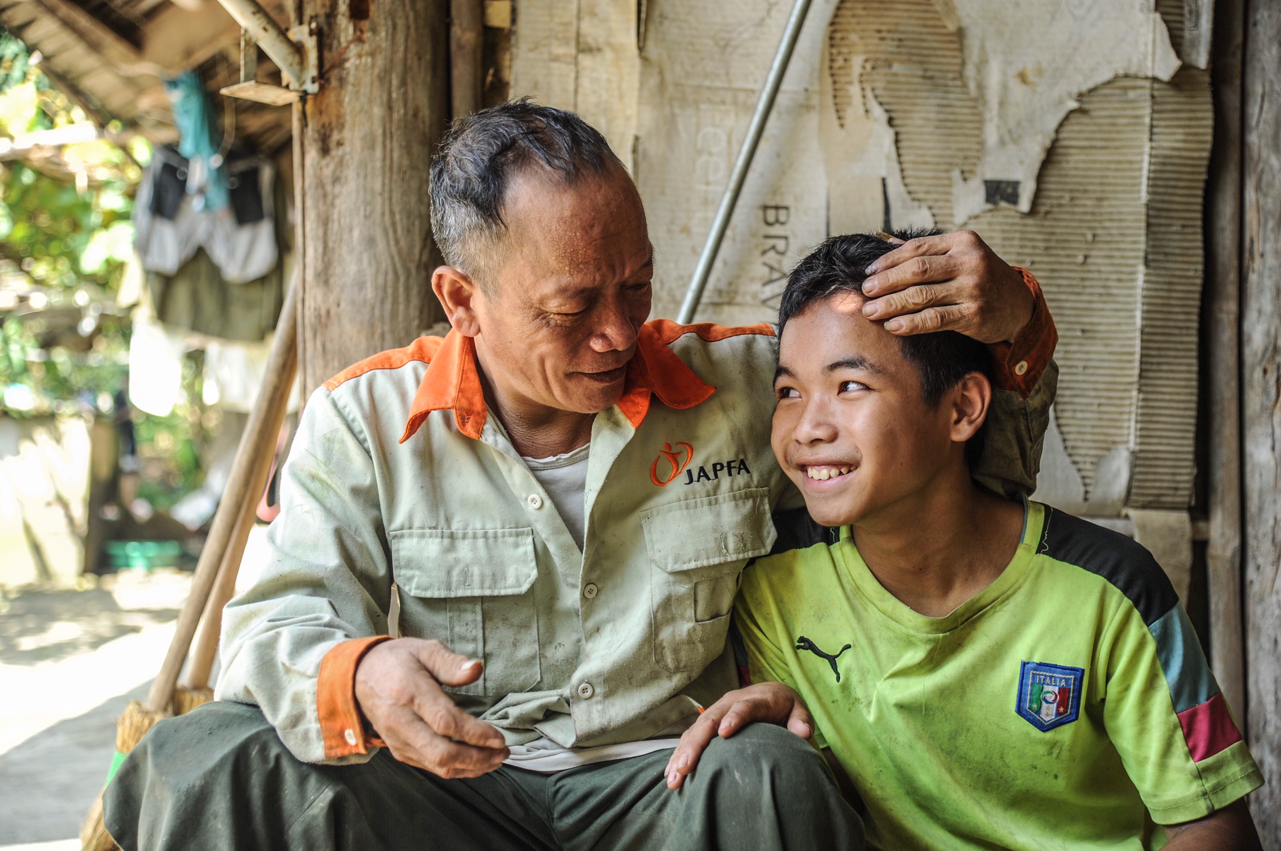 Người đàn ông cụt chân "gà trống nuôi con” trong căn nhà xiêu vẹo - Ảnh 7.