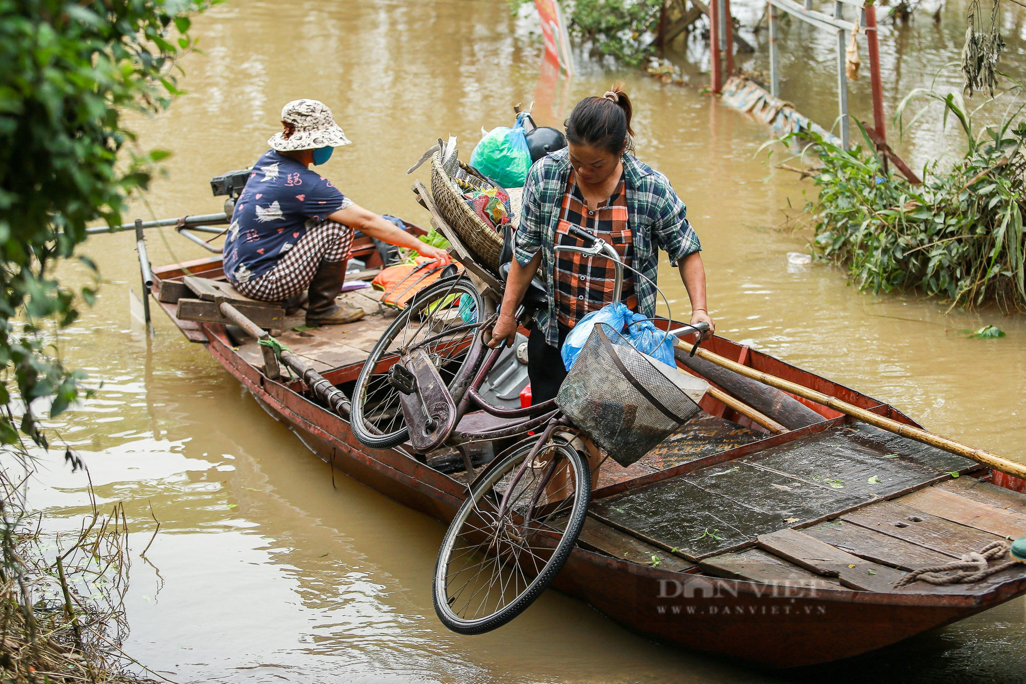 Hà Nội: Bãi giữa sông Hồng ngập sâu, học sinh, người dân phải dùng đò di chuyển - Ảnh 2.