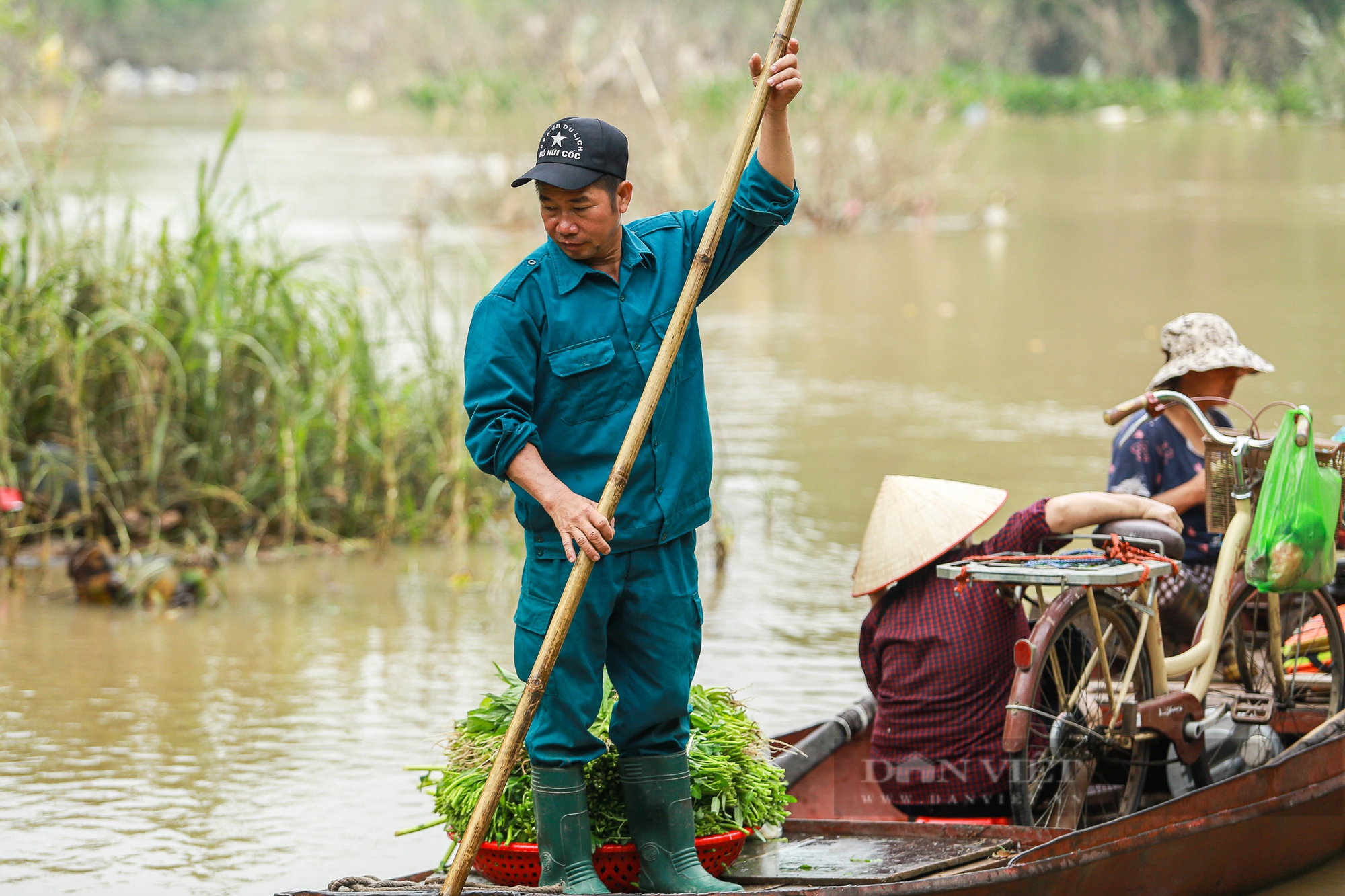 Hà Nội: Bãi giữa sông Hồng ngập sâu, học sinh, người dân phải dùng đò di chuyển - Ảnh 3.