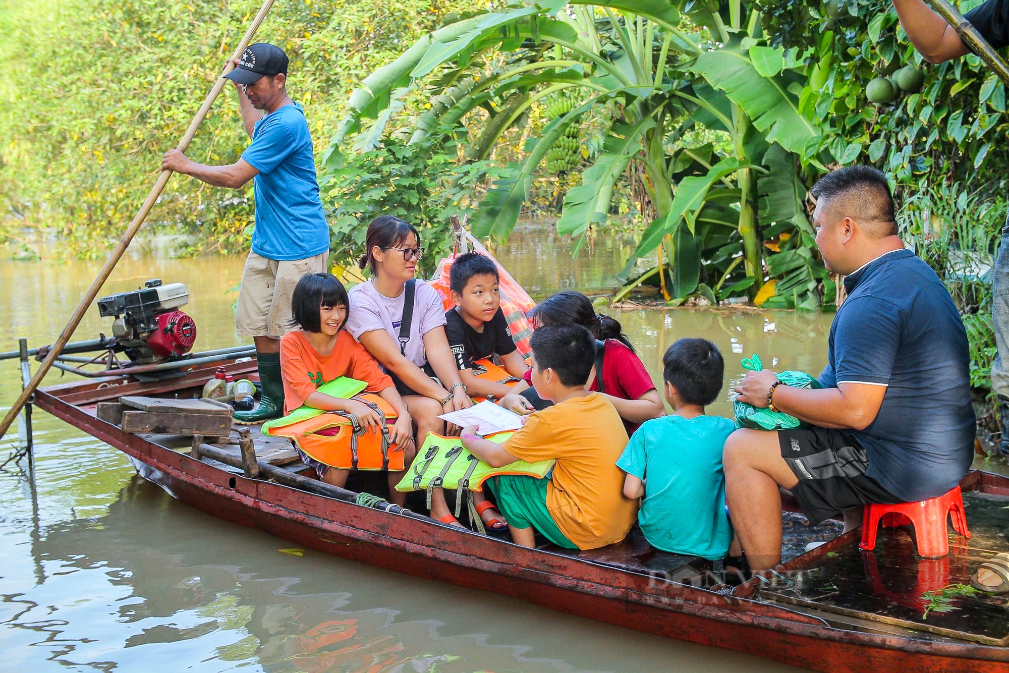 Hà Nội: Bãi giữa sông Hồng ngập sâu, học sinh, người dân phải dùng đò di chuyển - Ảnh 5.