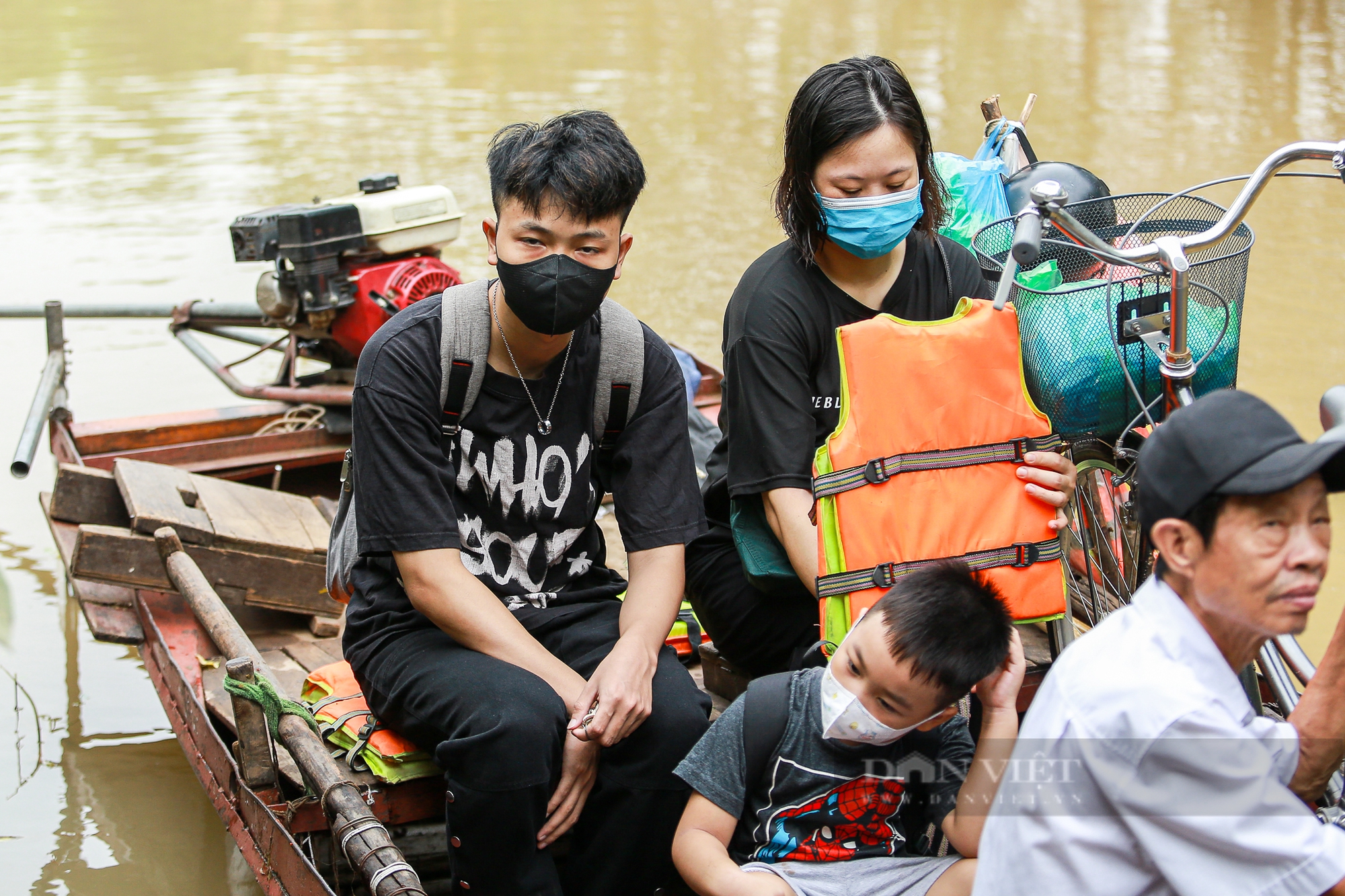 Hà Nội: Bãi giữa sông Hồng ngập sâu, học sinh, người dân phải dùng đò di chuyển - Ảnh 12.