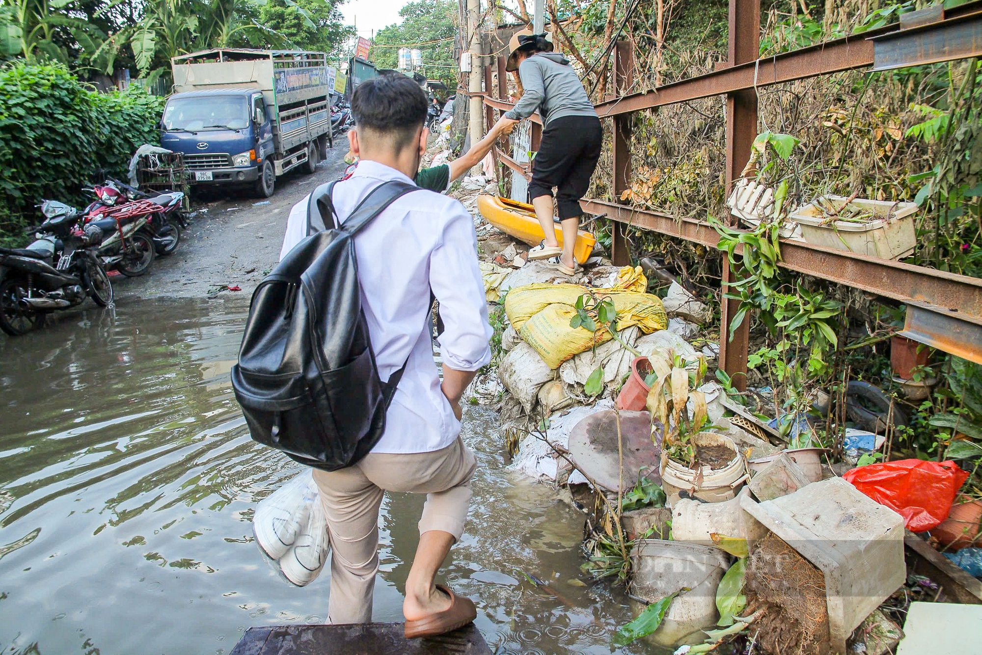 Hà Nội: Bãi giữa sông Hồng ngập sâu, học sinh, người dân phải dùng đò di chuyển - Ảnh 14.