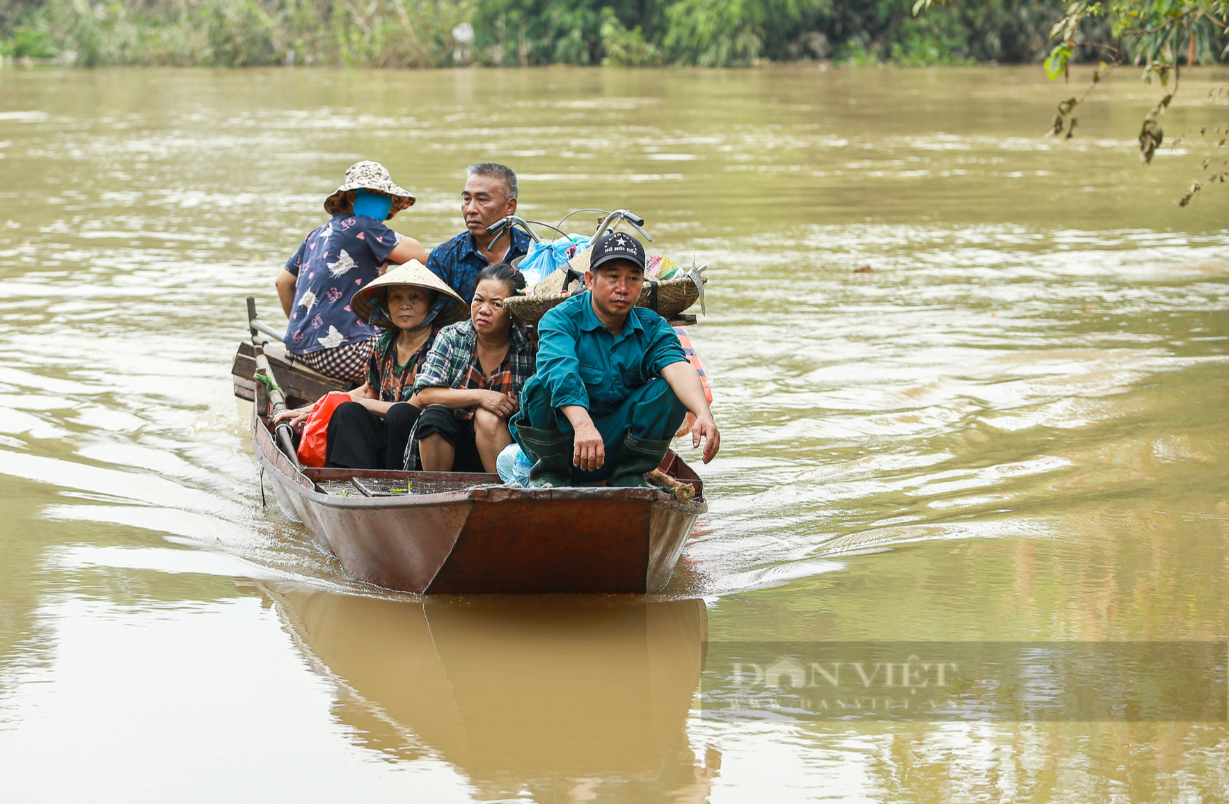 Hà Nội: Bãi giữa sông Hồng ngập sâu, học sinh, người dân phải dùng đò di chuyển - Ảnh 1.