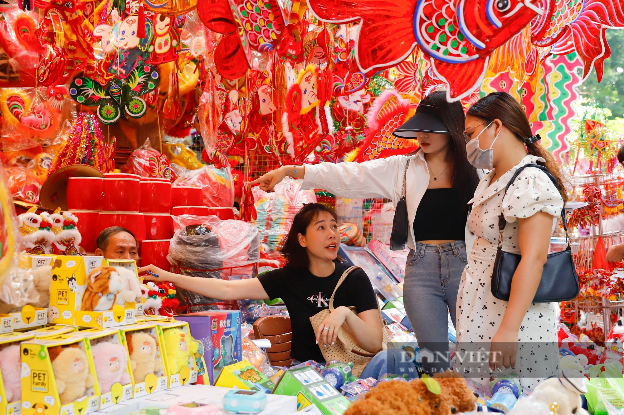 Đồ dành cho "người cõi âm" ế ẩm, tiểu thương phố Hàng Mã đồng loạt chuyển bán đồ chơi Trung thu - Ảnh 3.