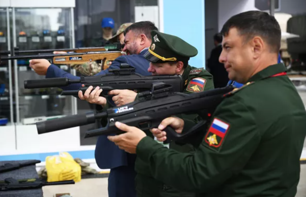 Đại diện Việt Nam có mặt trong lễ khai mạc Diễn đàn kỹ thuật quân sự quốc tế "Army-2024" tại Nga - Ảnh 10.