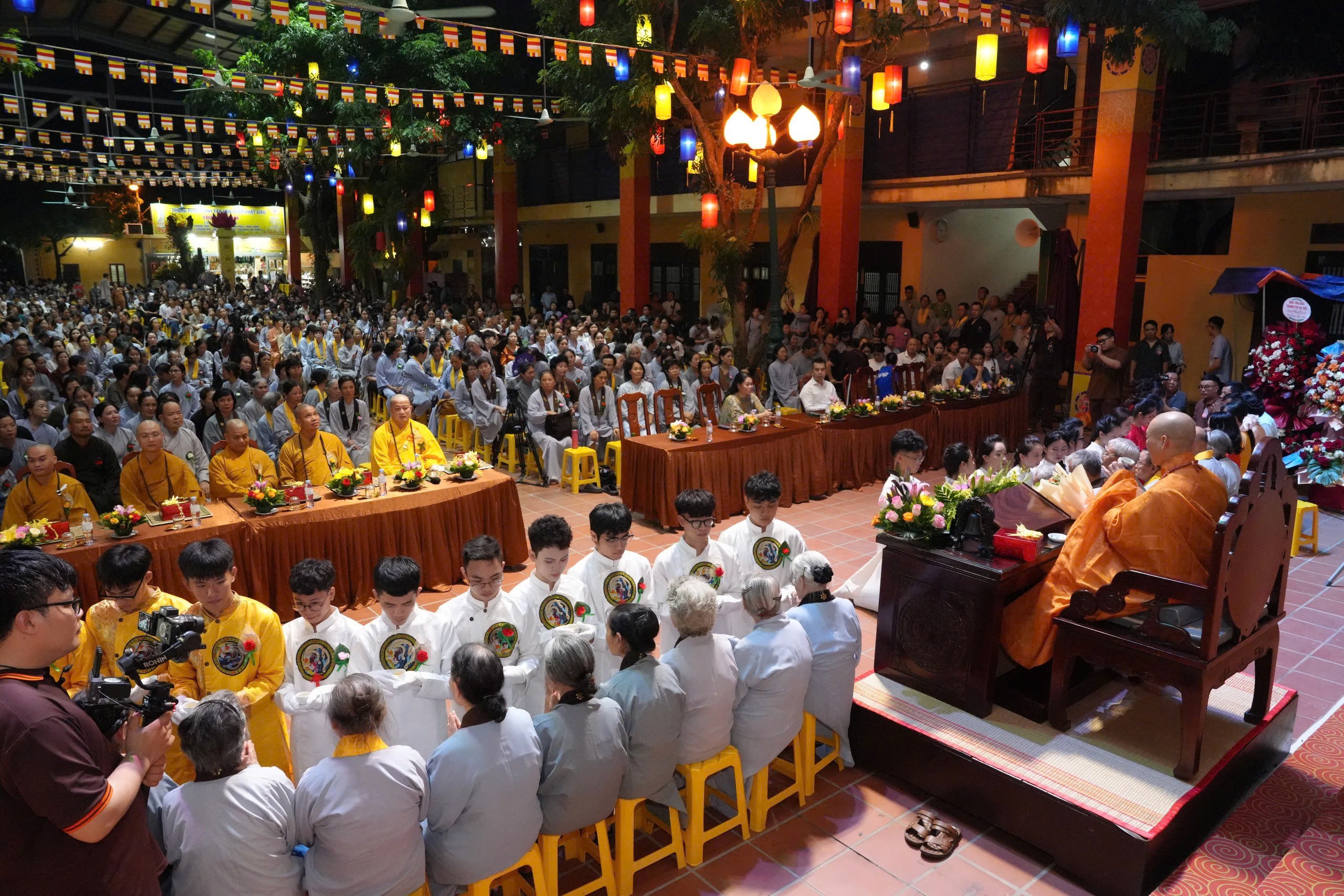 Vu Lan: Hình ảnh Hòa thượng là Đại biểu Quốc hội dâng trà lên mẫu thân- Ảnh 4.