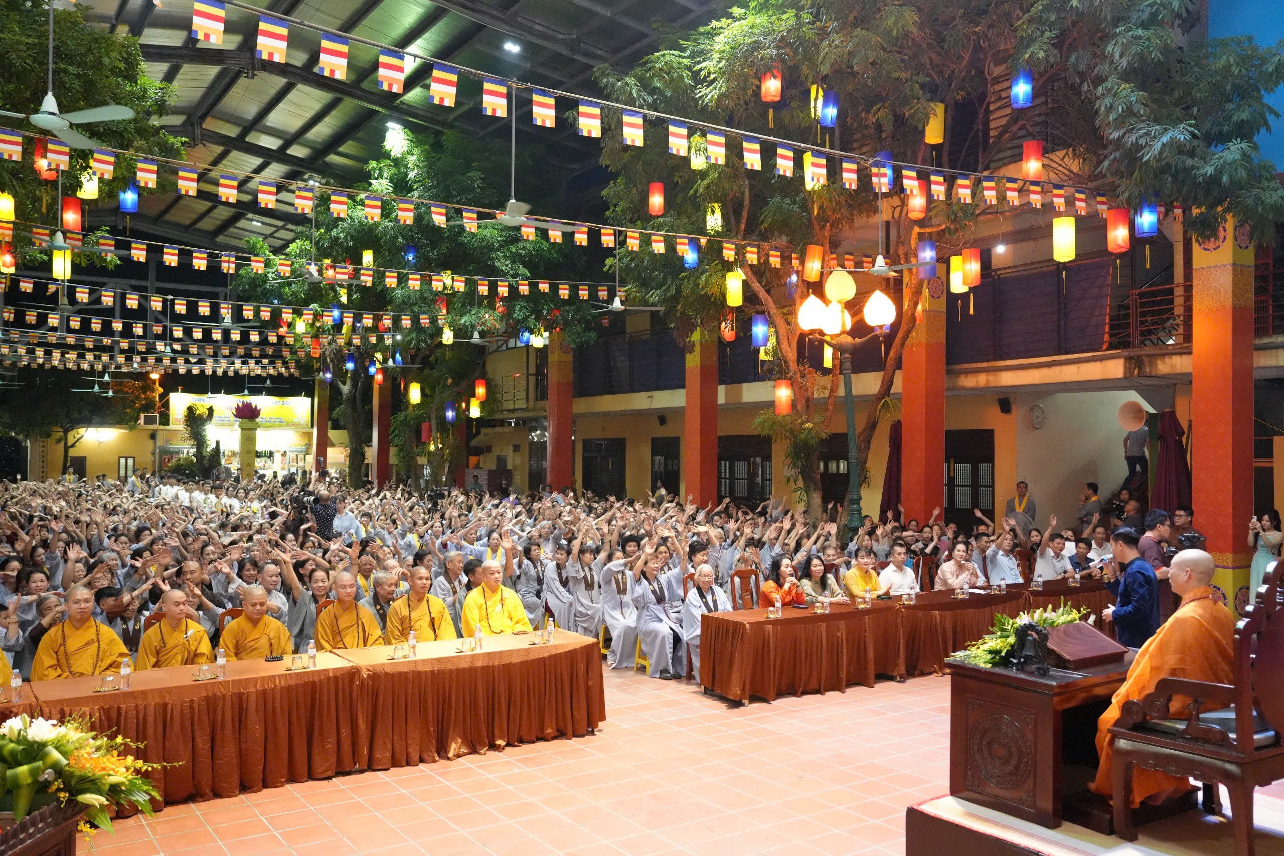 Vu Lan: Hình ảnh Hòa thượng là Đại biểu Quốc hội dâng trà lên mẫu thân- Ảnh 5.