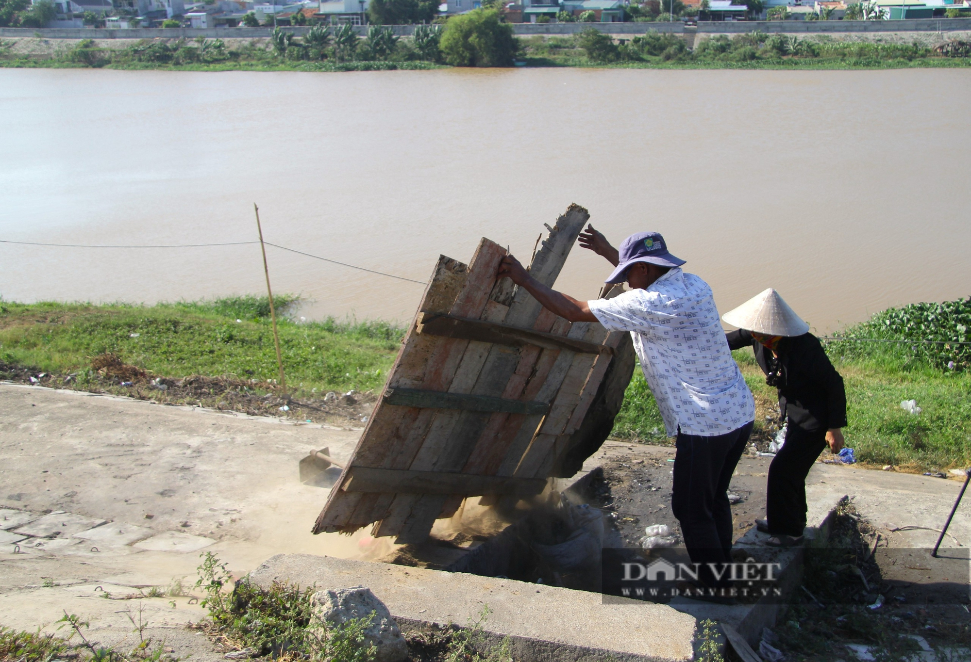 Người dân bức xúc việc doanh nghiệp xả nước thải bốc mùi hôi thối ra Sông Dinh ở Ninh Thuận - Ảnh 4.