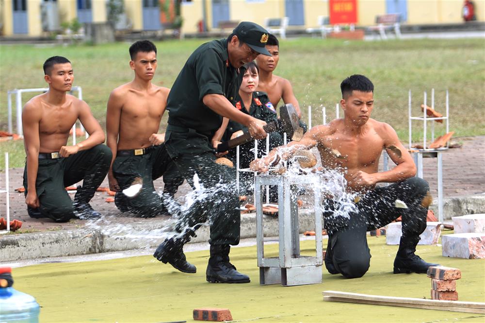 Các cán bộ quy hoạch Ủy viên Trung ương Đảng khóa XIV thăm thực địa cảnh sát cơ động giải tán đám đông, gây rối - Ảnh 6.