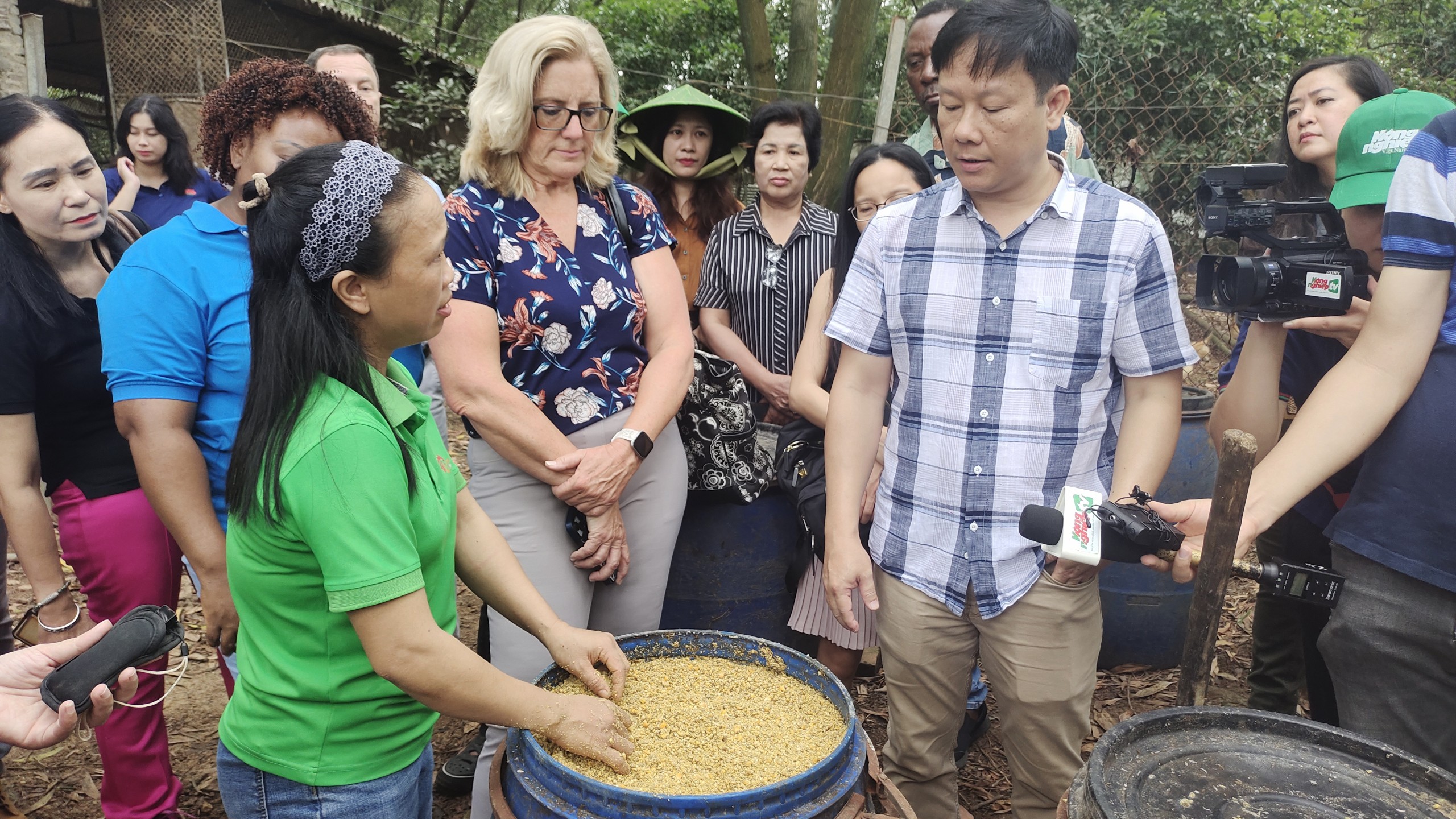 2 "siêu" nông dân Mỹ thích thú khi ăn trứng gà vi sinh, uống trà hoa vàng ở Sóc Sơn - Ảnh 4.