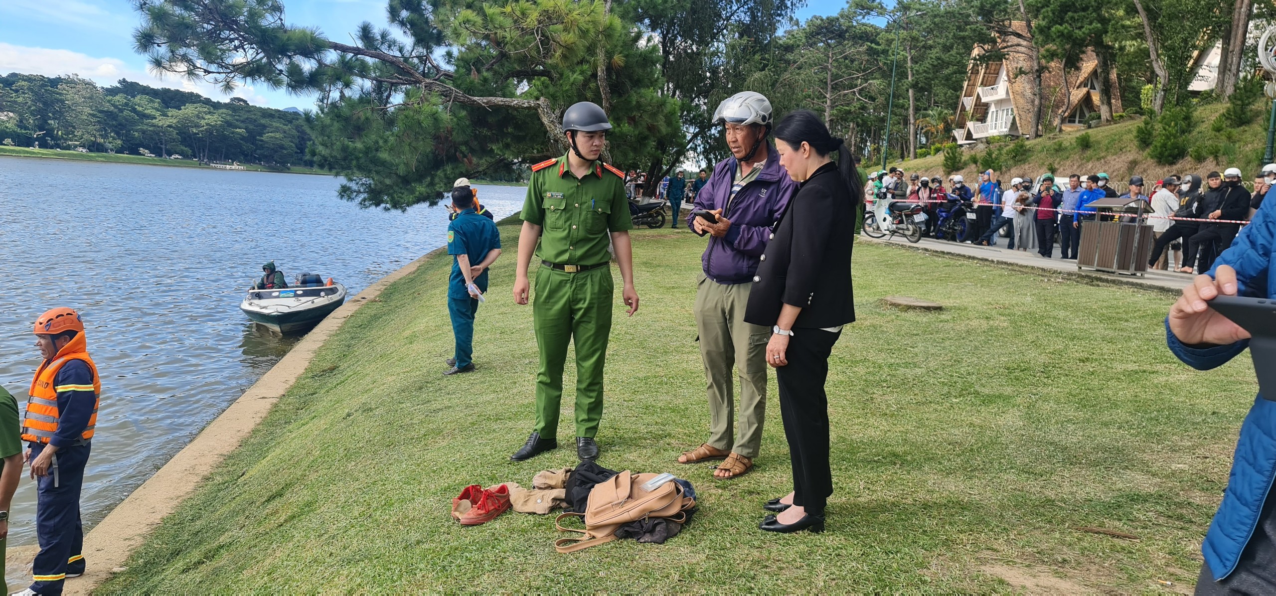 Người đàn ông bơi ra hồ Xuân Hương lấy bảng "cấm câu cá" rồi bị đuối nước - Ảnh 2.