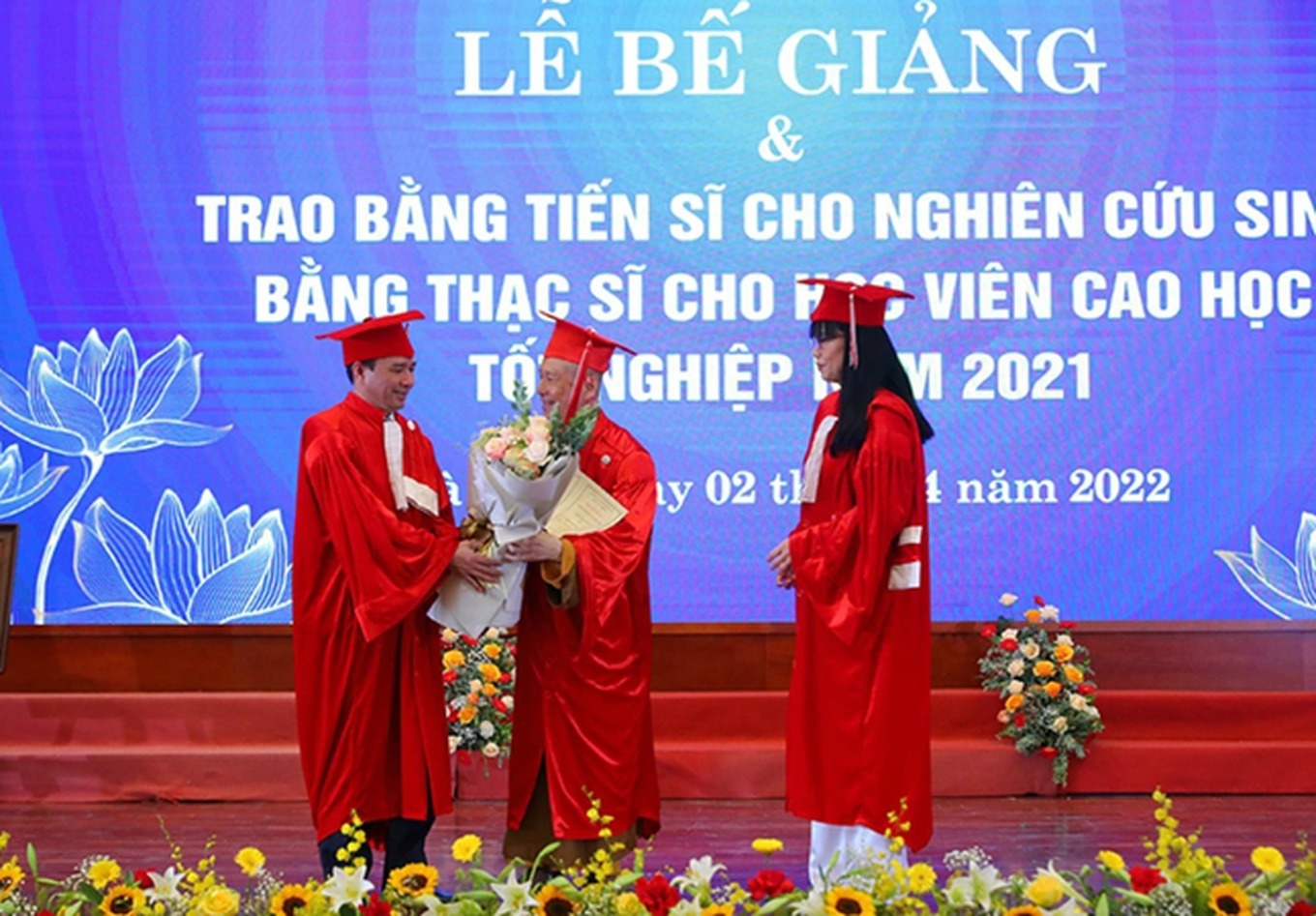 Nếu ông Vương Tấn Việt (Thượng tọa Thích Chân Quang) dùng bằng cấp 3 giả, bằng đại học có bị tịch thu?- Ảnh 3.