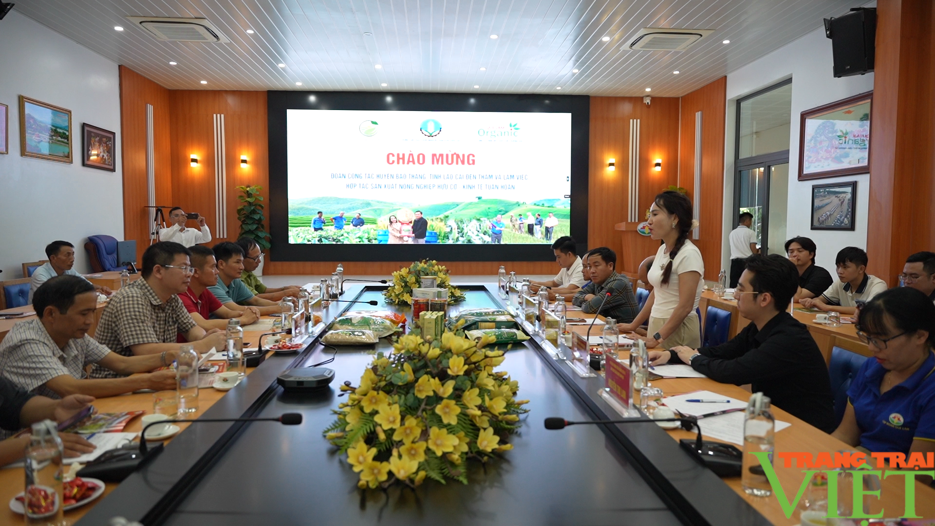 Lào Cai: Trao đổi, học tập kinh nghiệm phát triển nông nghiệp ứng dụng công nghệ cao tại Vĩnh phúc và Hải Dương - Ảnh 1.