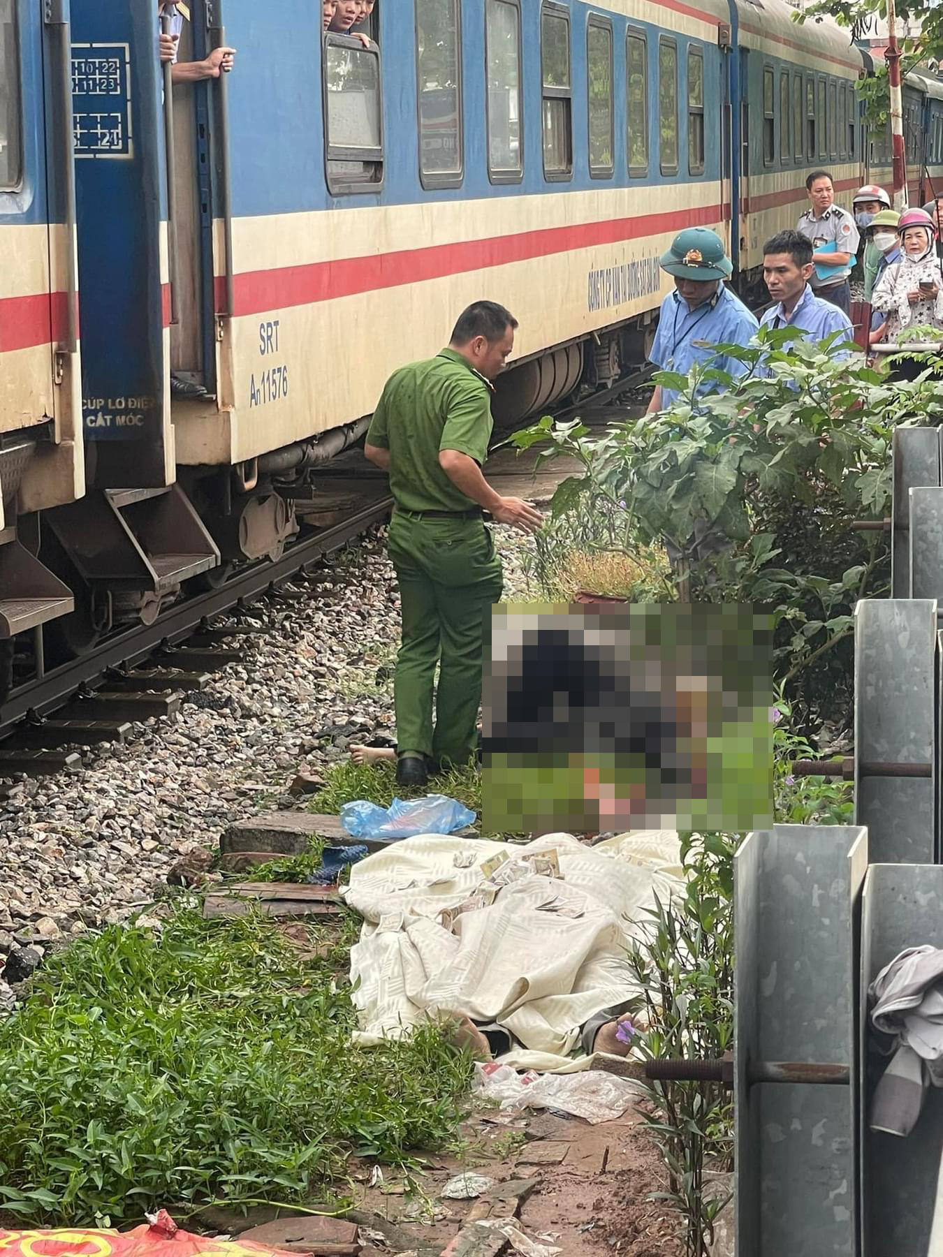 Vụ tai nạn đường sắt ở Ngọc Hồi khiến một người đàn ông tử vong tại chỗ - Ảnh 1.