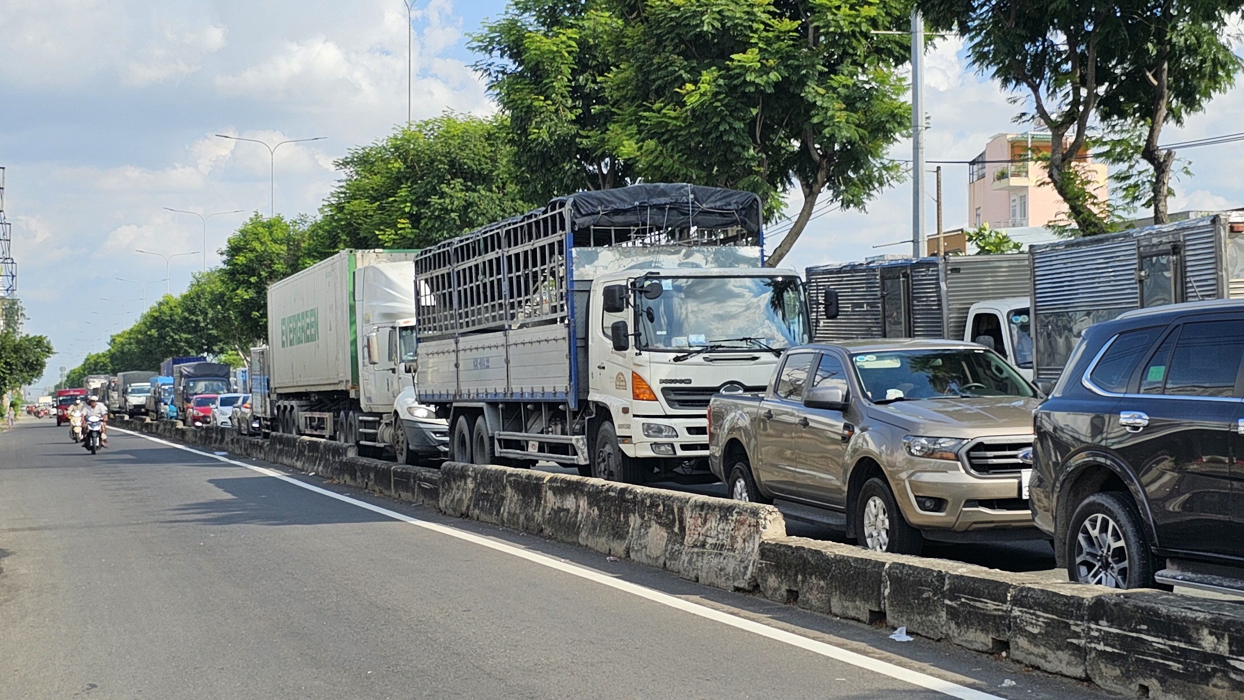 Tai nạn liên hoàn trên quốc lộ 22, huyện Hóc Môn khiến giao thông ùn ứ nặng - Ảnh 1.