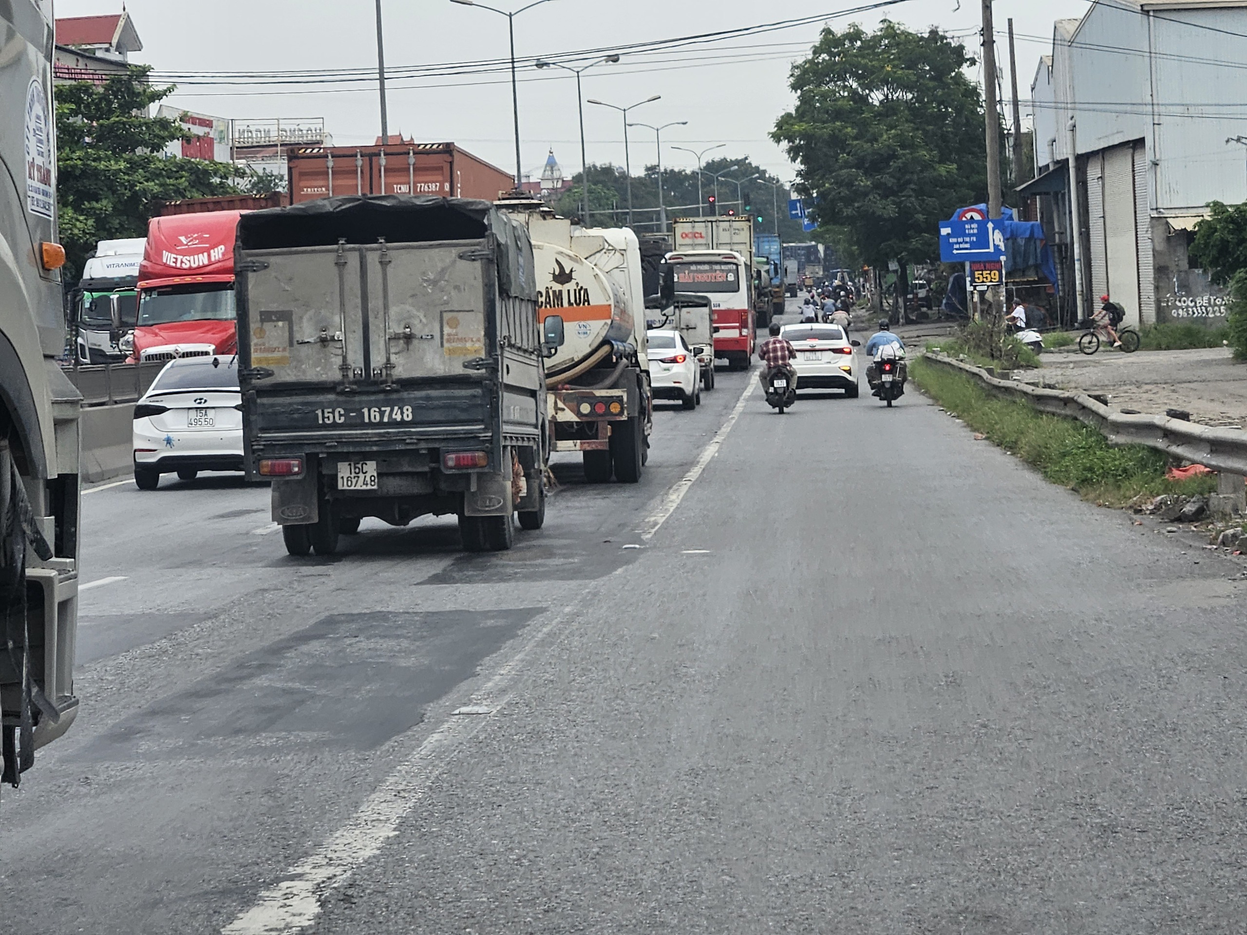 Hải Phòng: Đèn tín hiệu giao thông lắp ngay dưới dốc cầu khiến nhiều người kinh hãi- Ảnh 3.