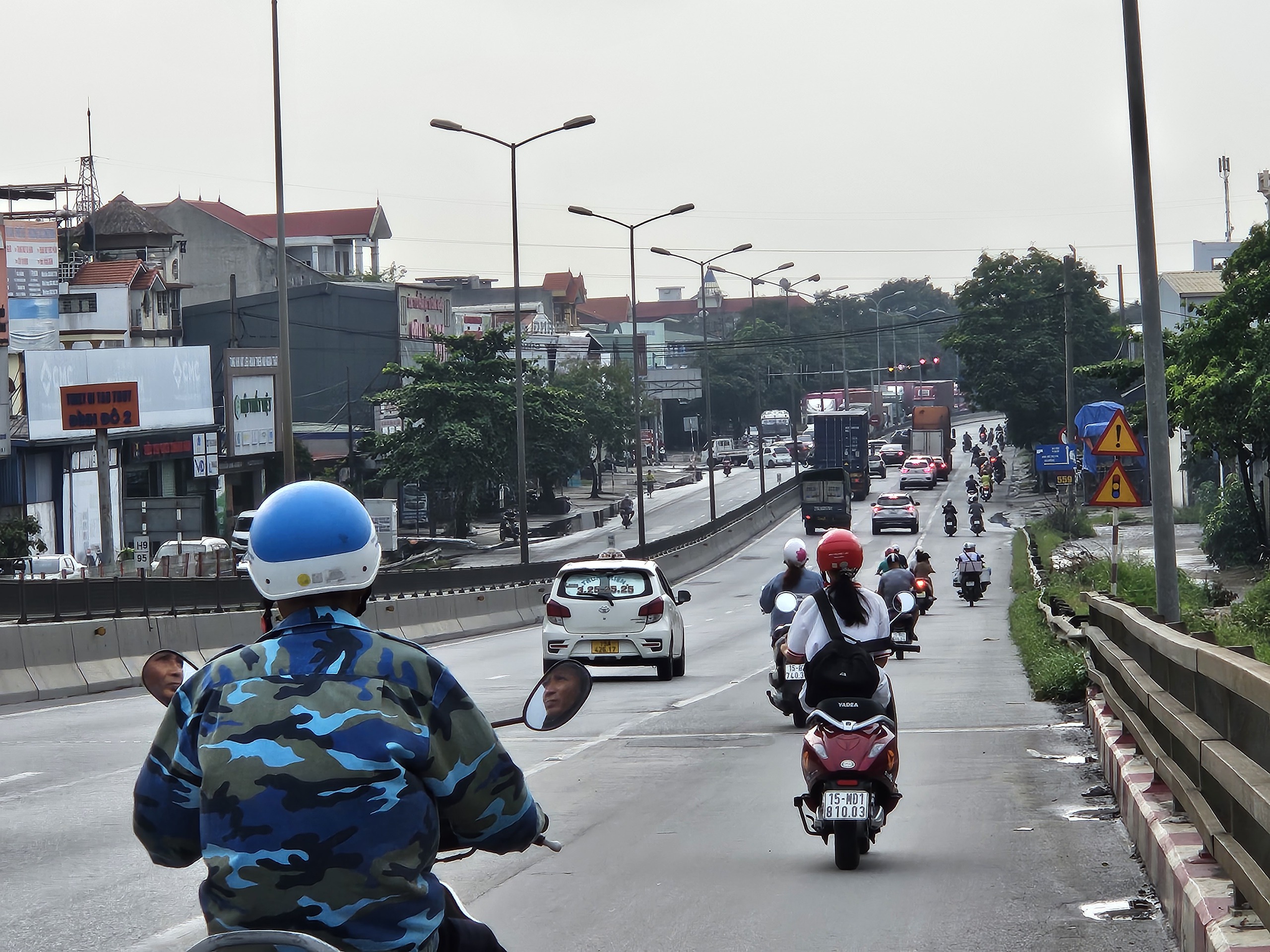 Hải Phòng: Đèn tín hiệu giao thông lắp ngay dưới dốc cầu khiến nhiều người kinh hãi- Ảnh 2.