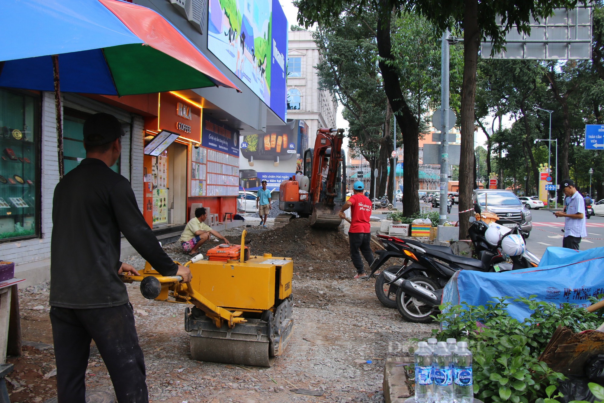 TP.HCM chi hơn 200 tỷ đồng nâng cấp loạt vỉa hè, tuyến hẻm quậ trung tâm - Ảnh 2.