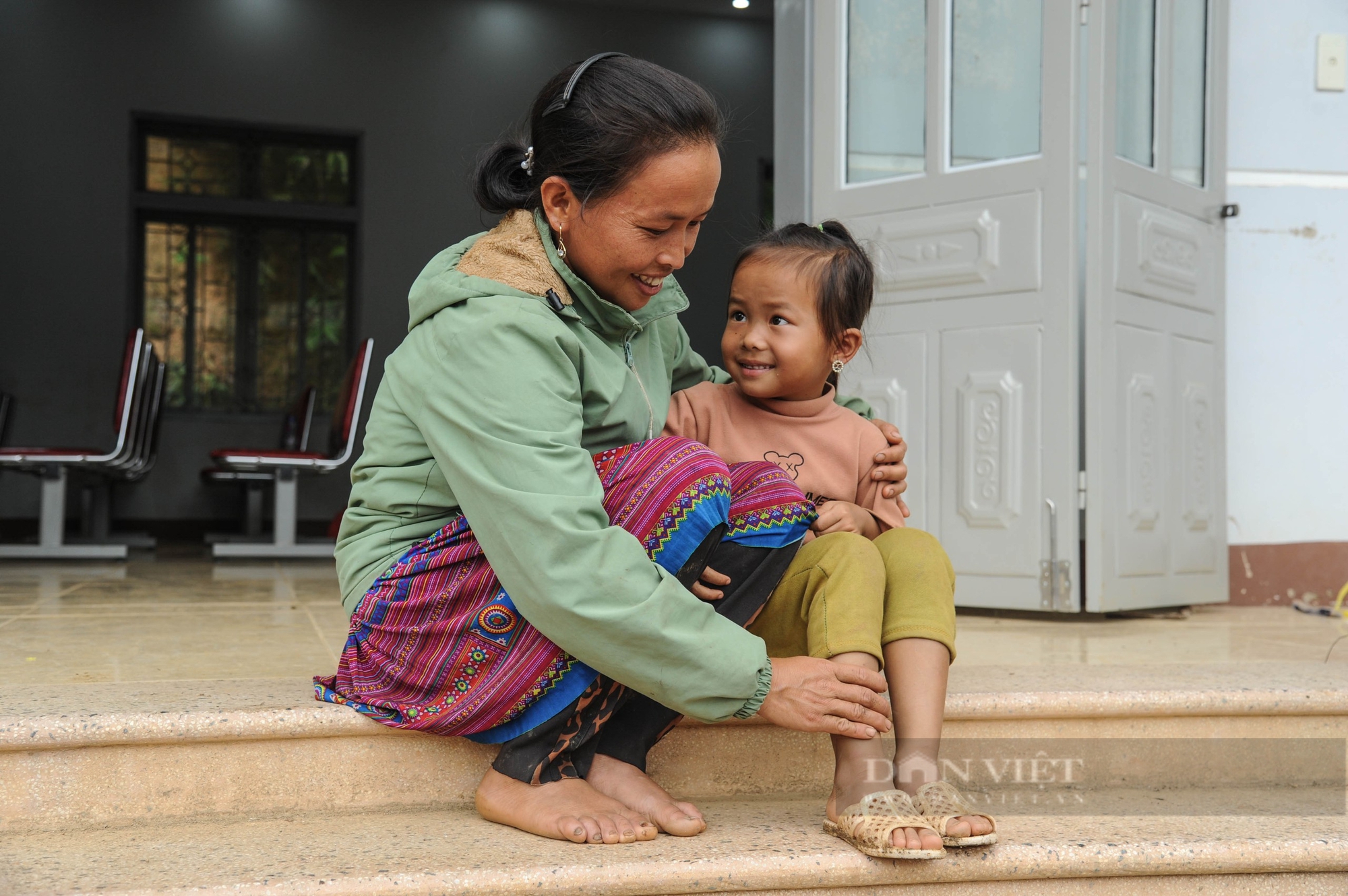 Gói quà đầy ắp yêu thương sẻ chia với khó khăn người dân vùng rốn lũ Sơn La - Ảnh 4.