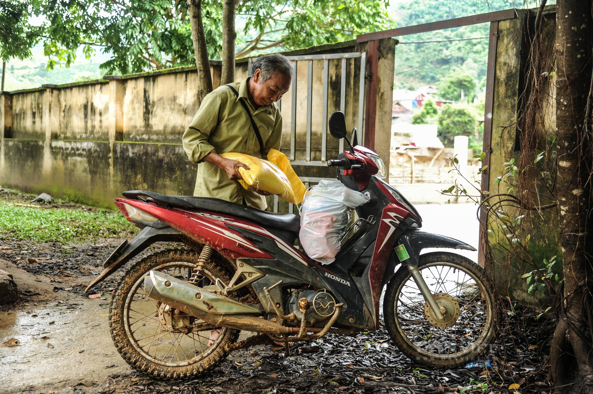 Gói quà đầy ắp yêu thương sẻ chia với khó khăn người dân vùng rốn lũ Sơn La - Ảnh 6.