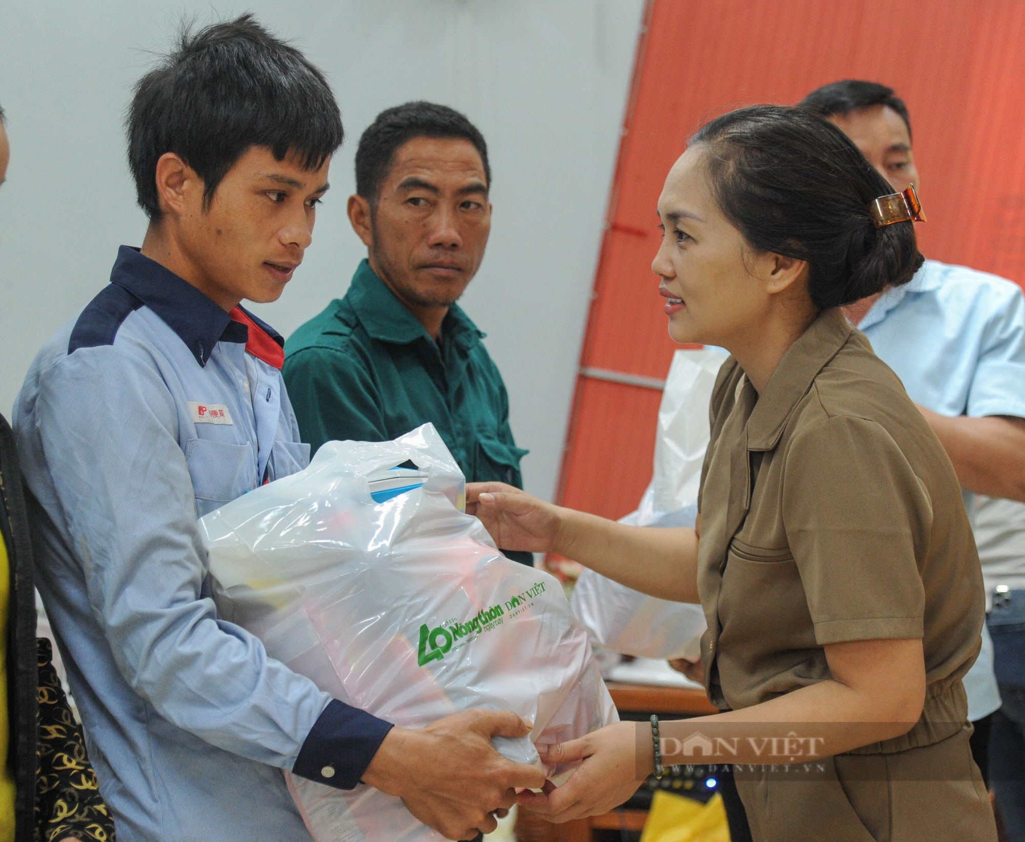 Gói quà đầy ắp yêu thương sẻ chia với khó khăn người dân vùng rốn lũ Sơn La - Ảnh 25.