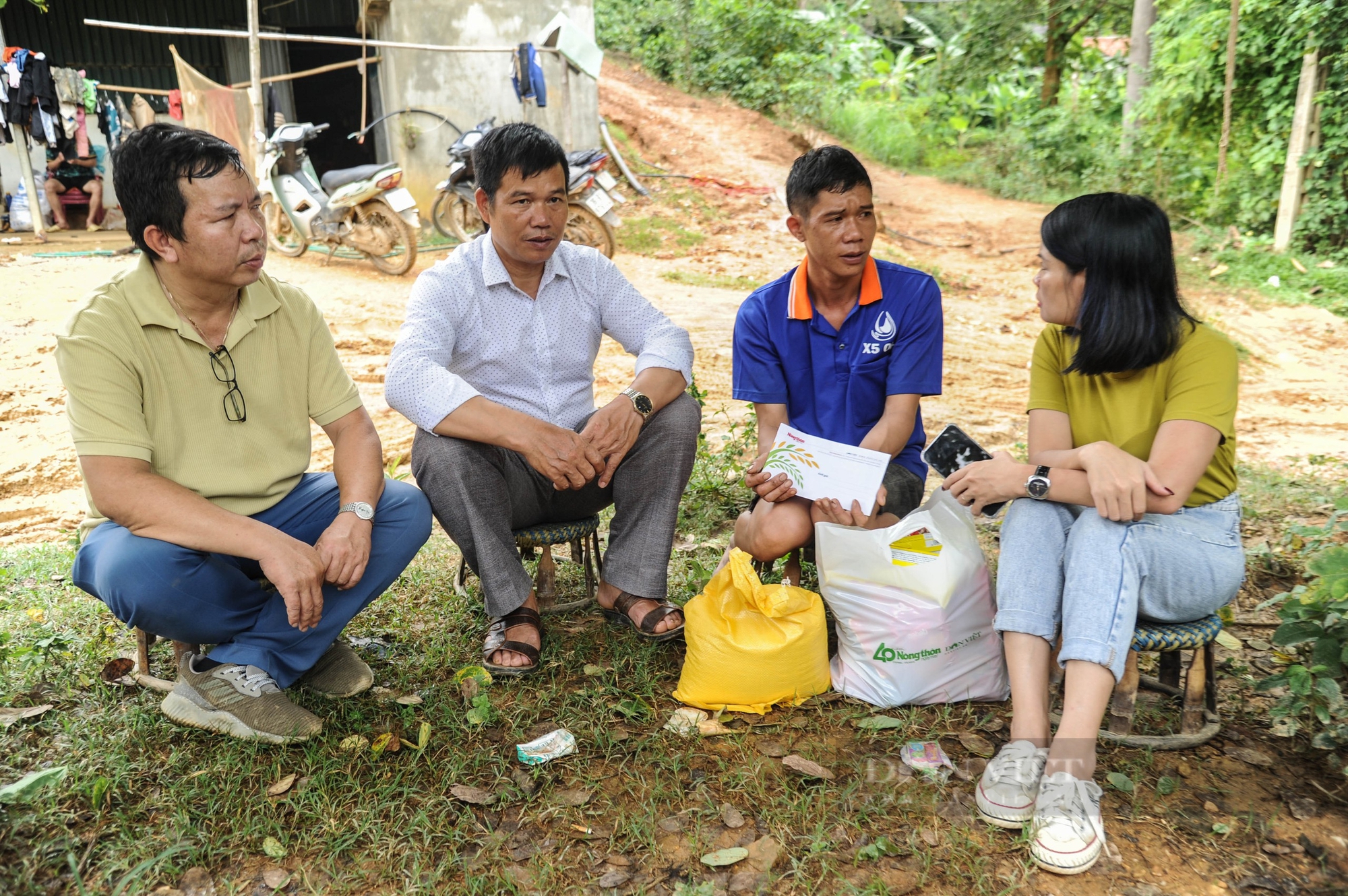 Gói quà đầy ắp yêu thương sẻ chia với khó khăn người dân vùng rốn lũ Sơn La - Ảnh 31.