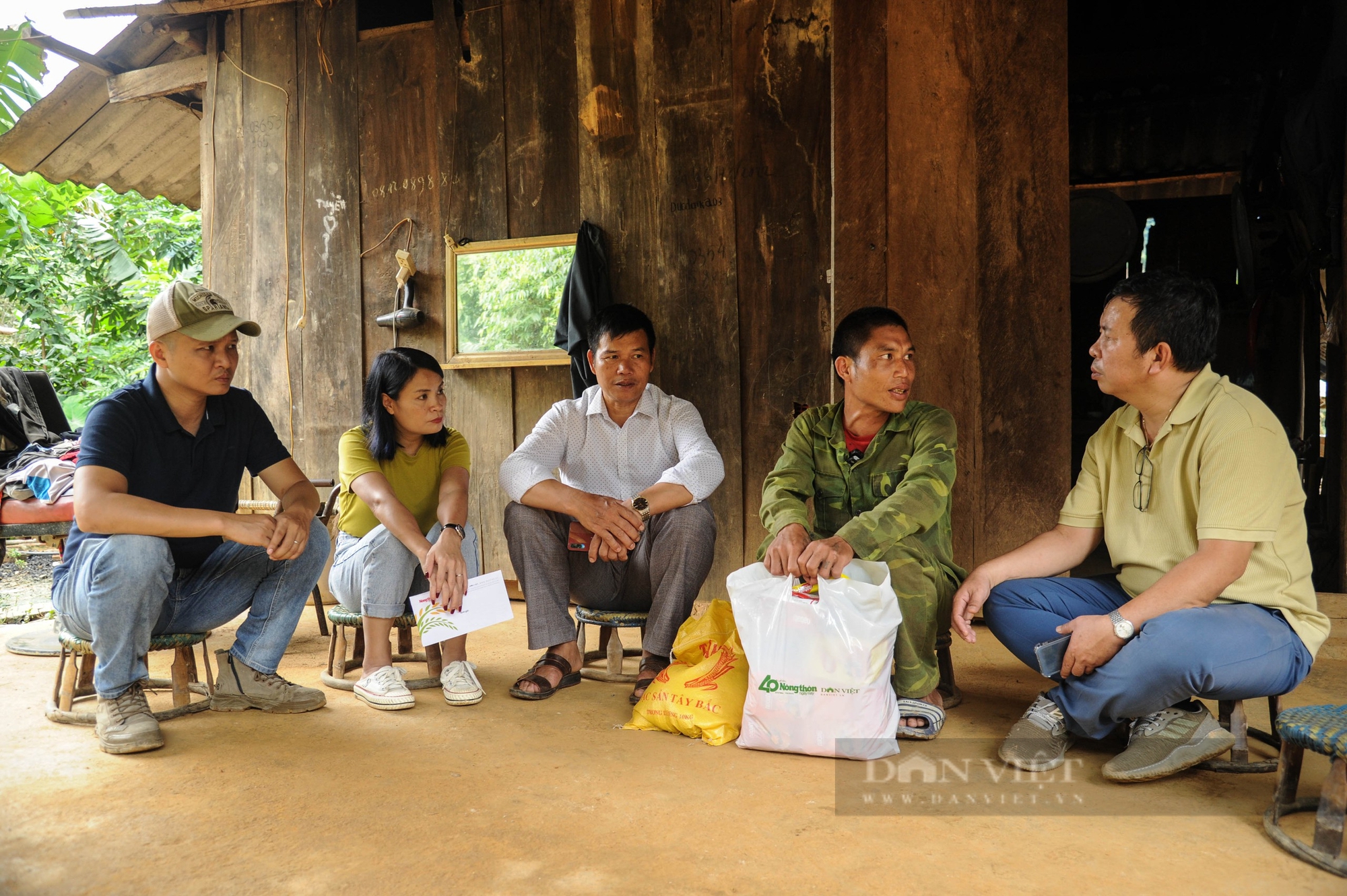 Gói quà đầy ắp yêu thương sẻ chia với khó khăn người dân vùng rốn lũ Sơn La - Ảnh 33.