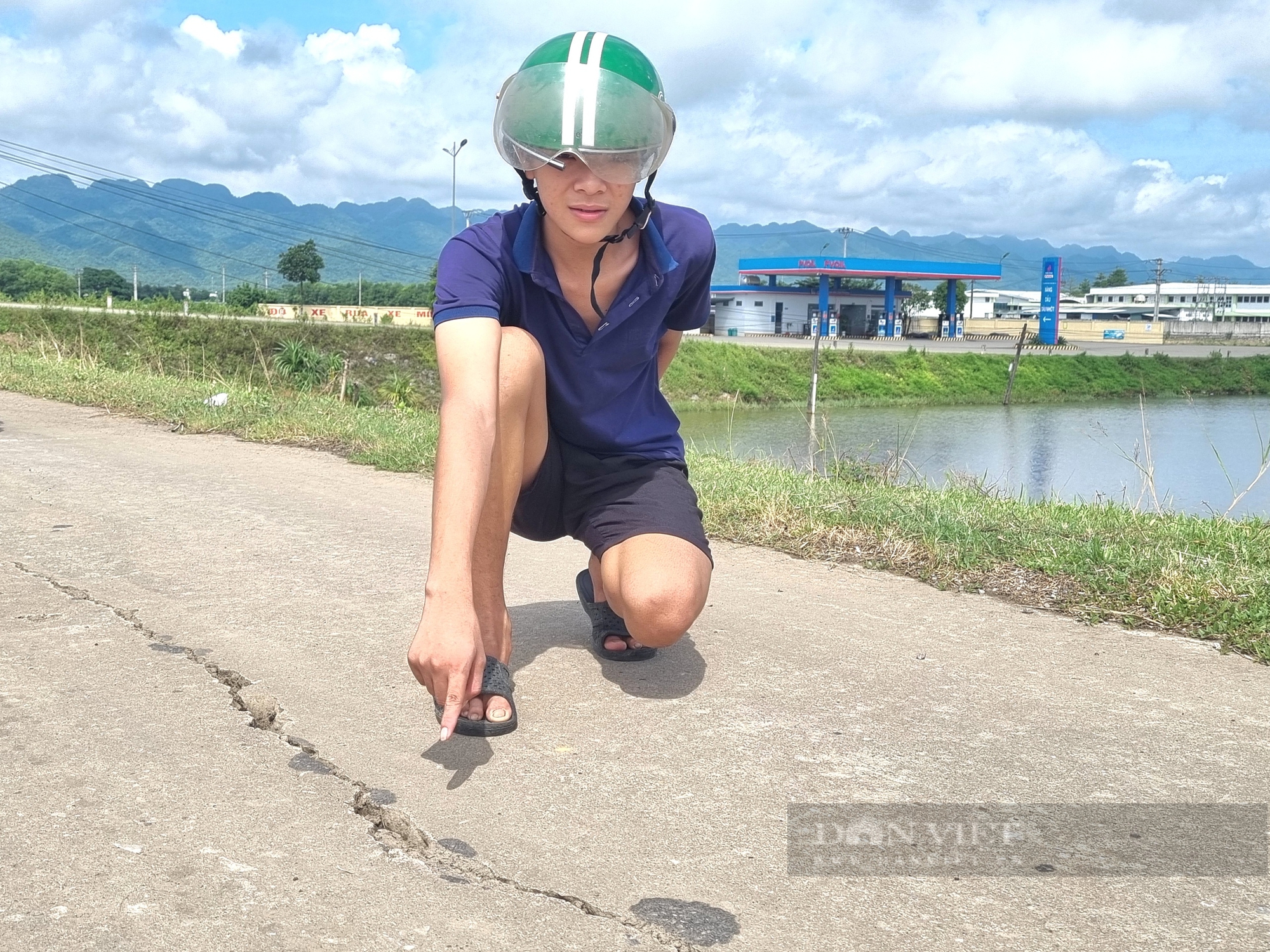 Ninh Bình: Mặt đê Năm Căn nứt toác kéo dài trong mùa mưa lũ - Ảnh 1.