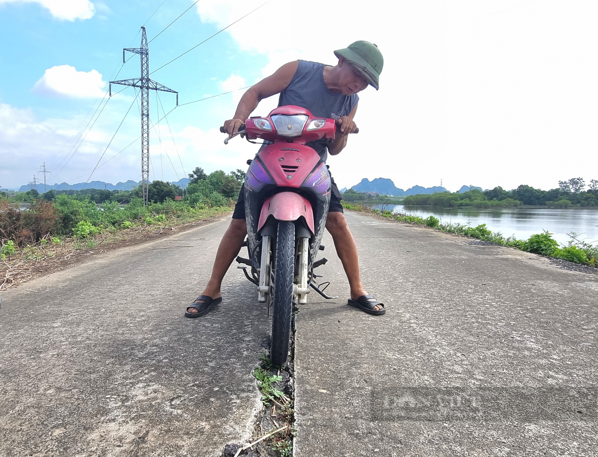 Ninh Bình: Mặt đê Năm Căn nứt toác kéo dài trong mùa mưa lũ - Ảnh 3.