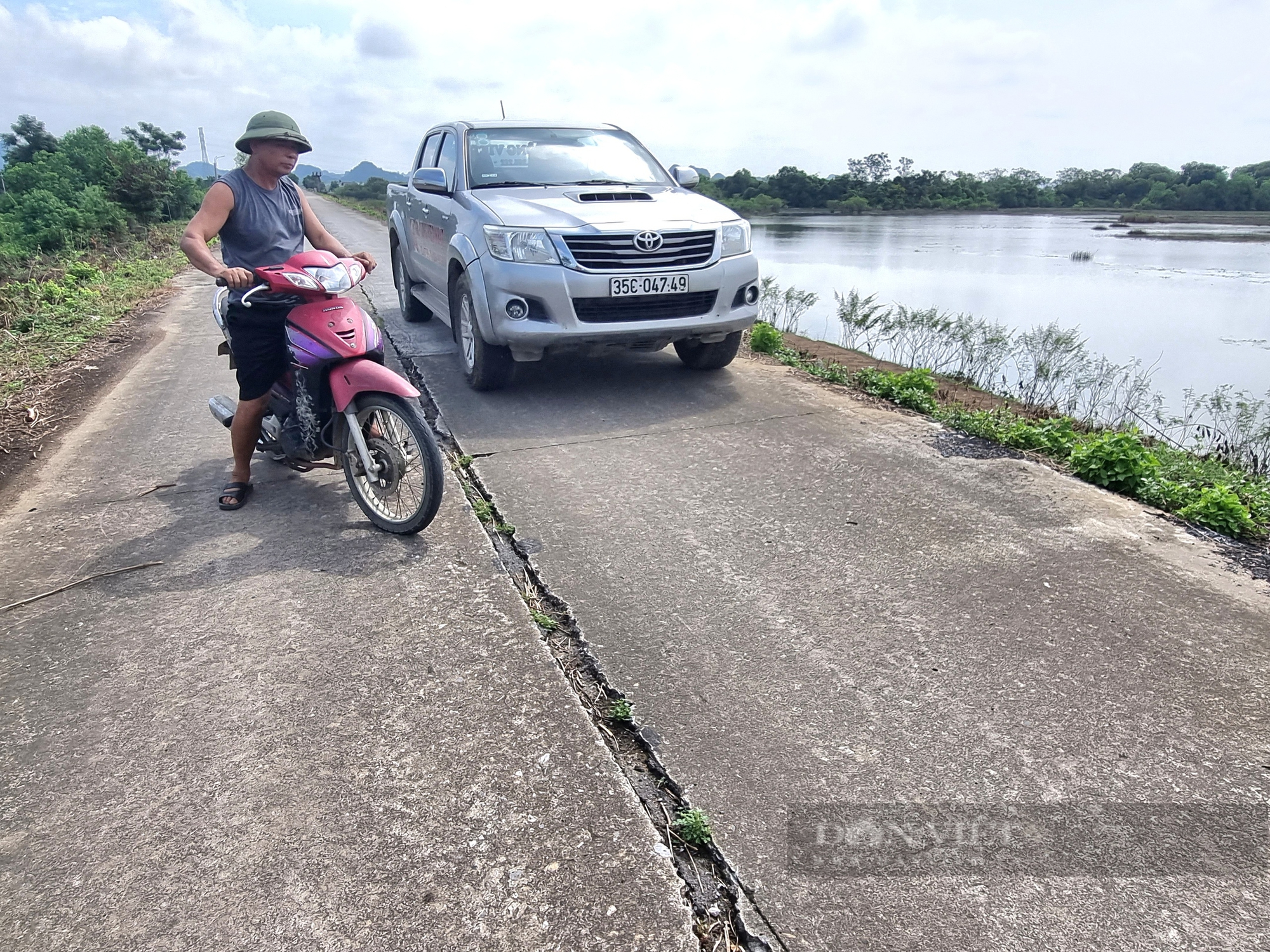 Ninh Bình: Mặt đê Năm Căn nứt toác kéo dài trong mùa mưa lũ - Ảnh 4.