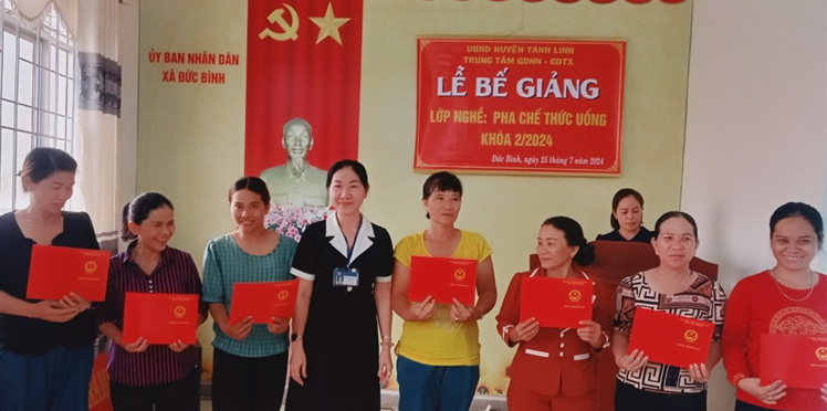 Bình Thuận: Nhiều nông dân hoàn thành lớp học và được cấp chứng chỉ ngành chăn nuôi gia cầm và pha chế thức uống… - Ảnh 1.