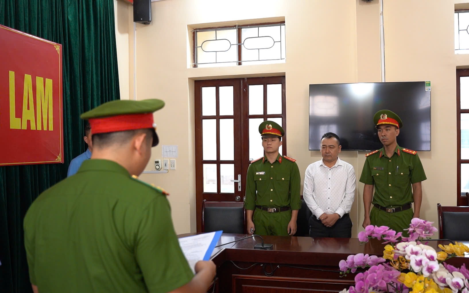 Giả làm thầy cúng lừa tiền của nhiều người ở Lạng Sơn, có thể đối mặt với hình phạt nào?- Ảnh 2.