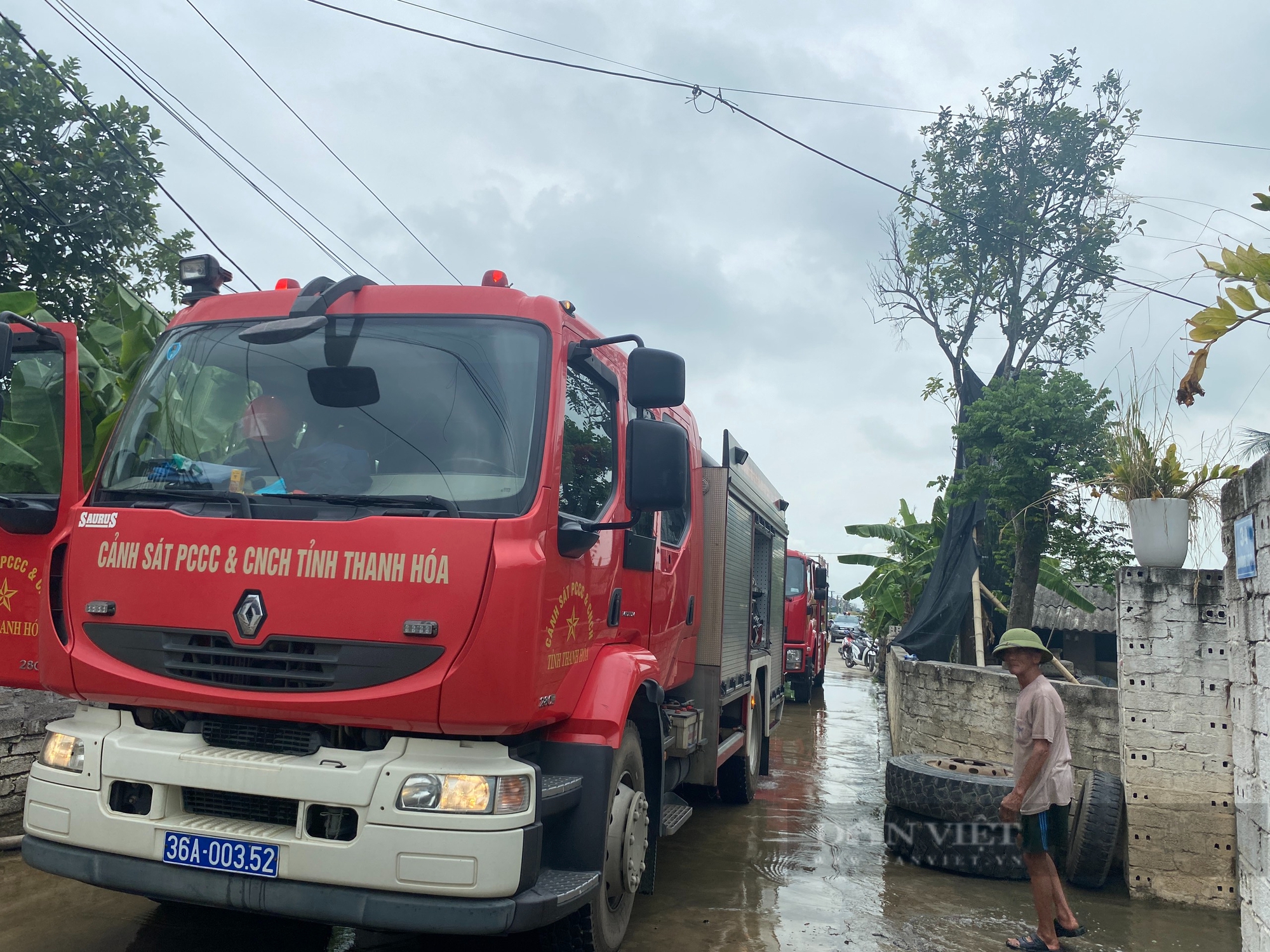 Thanh Hóa: Cháy nhà xưởng chăn ga gối đệm, một người bị thương - Ảnh 2.