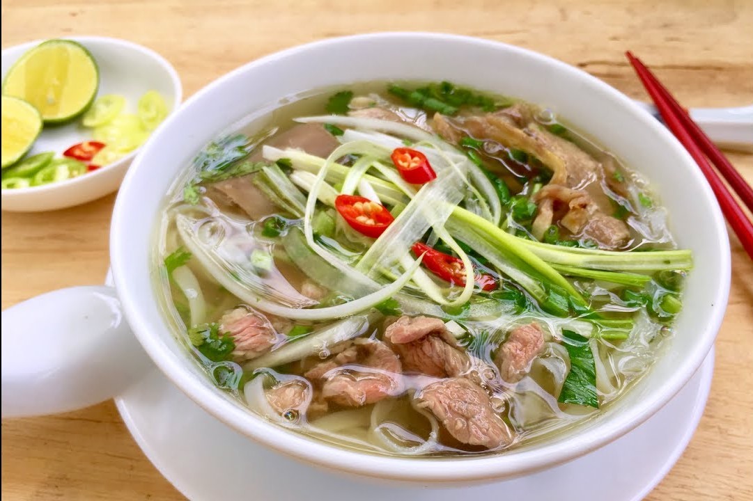 Cha đẻ của bát phở là xương bò - Ảnh 1.