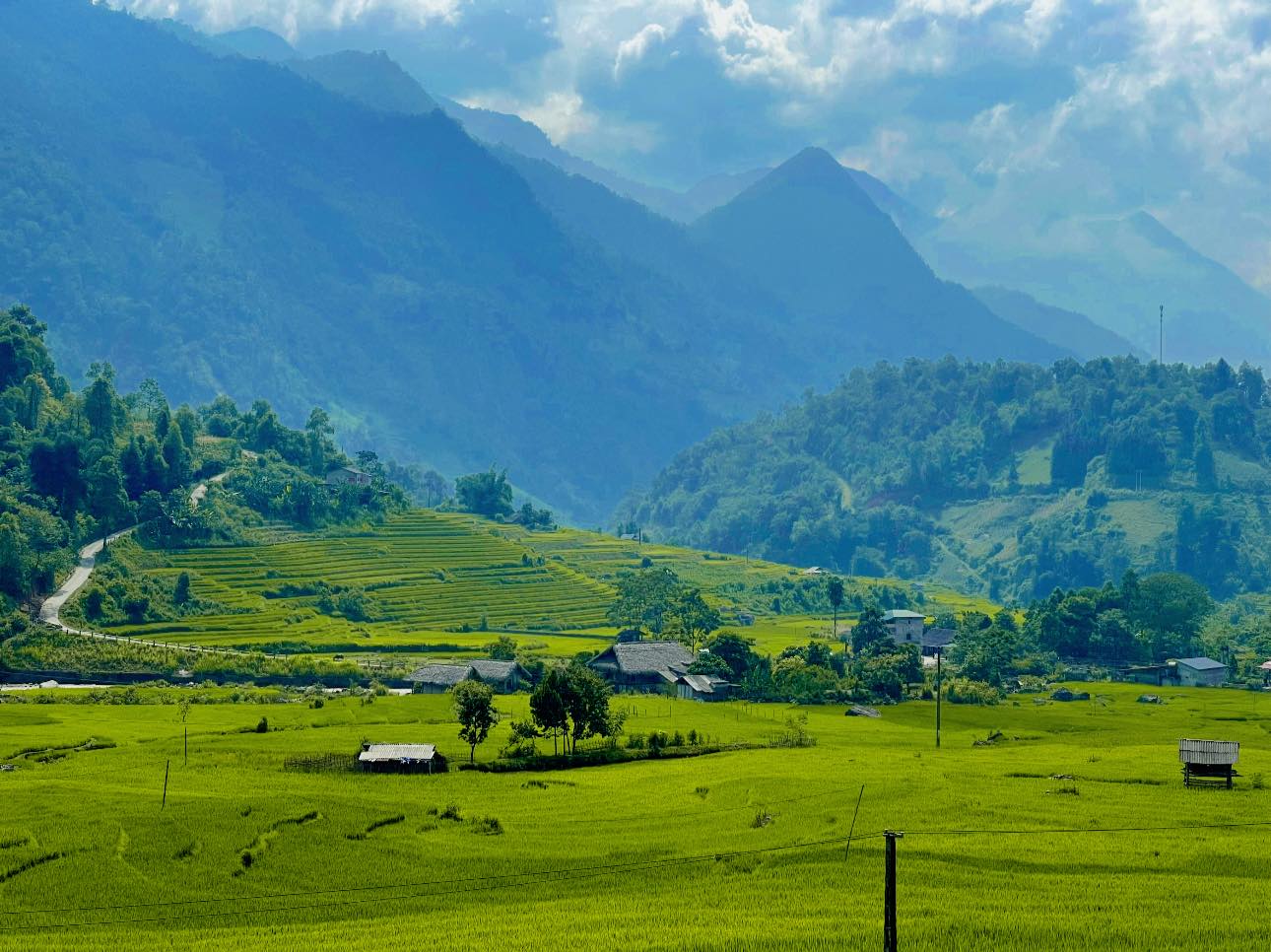 Chớm thu, Sa Pa đẹp như một thế giới thần tiên với những thửa ruộng bậc thang xanh ngút ngàn tầm mắt - Ảnh 4.