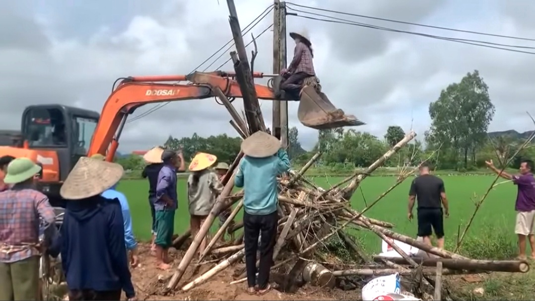 Đã tháo dỡ hàng rào, đất, đá chặn lối vào trại lợn ở Ninh Bình - Ảnh 4.