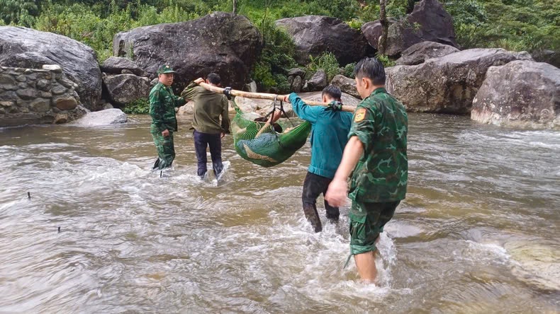 Bộ Quốc phòng khen thưởng 3 tập thể và nhiều sĩ quan có thành tích xuất sắc đột xuất trong tìm kiếm cứu nạn - Ảnh 1.