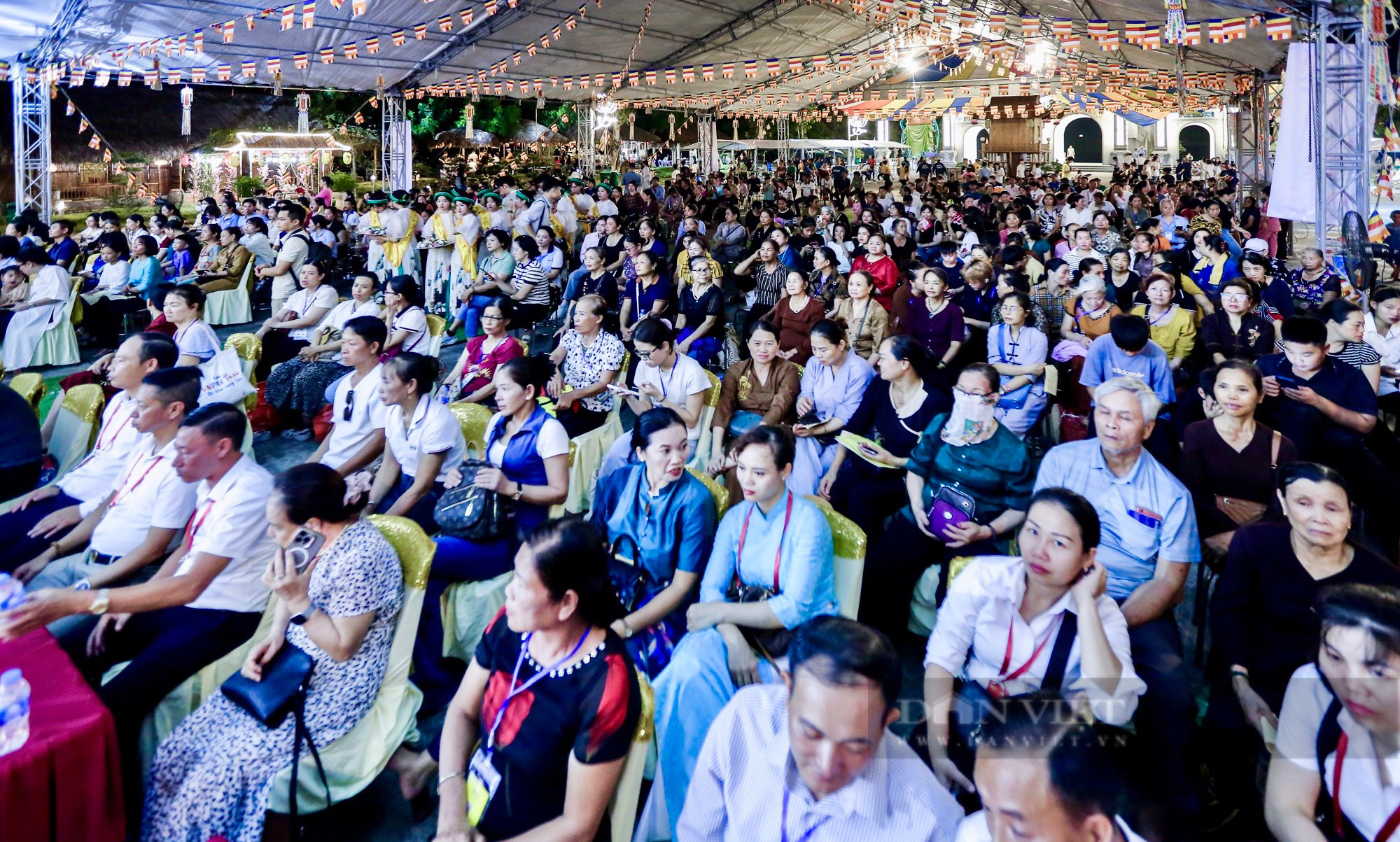 Xúc động nghi thức "Bông hồng cài áo" trong lễ Vu Lan: "Cha mẹ mất, tôi chưa thể báo đáp được công ơn" - Ảnh 1.