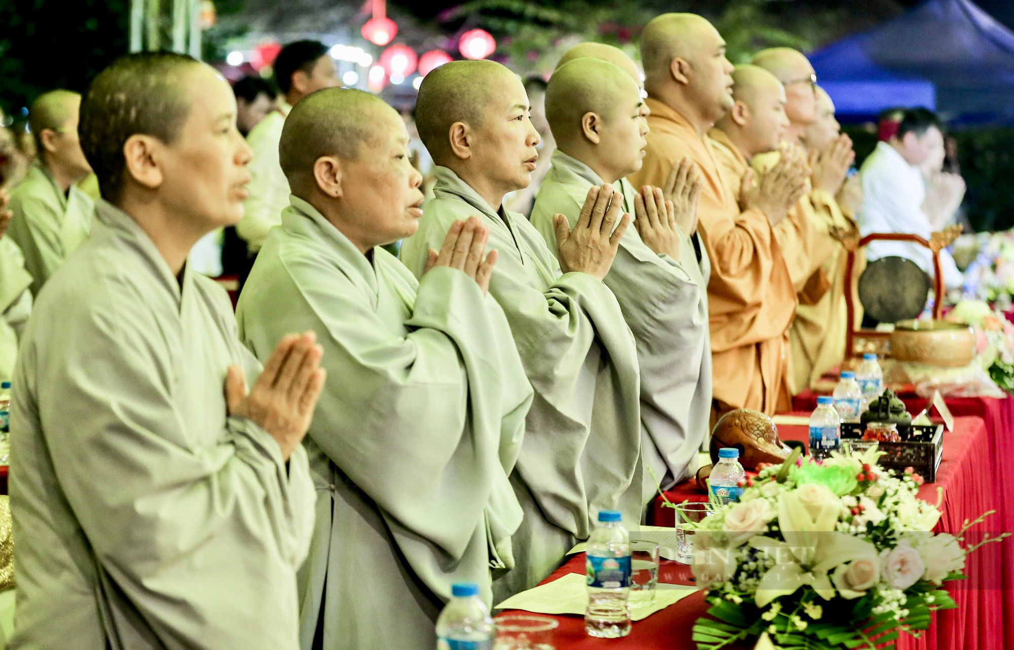 Xúc động nghi thức "Bông hồng cài áo" trong lễ Vu Lan: "Cha mẹ mất, tôi chưa thể báo đáp được công ơn" - Ảnh 3.