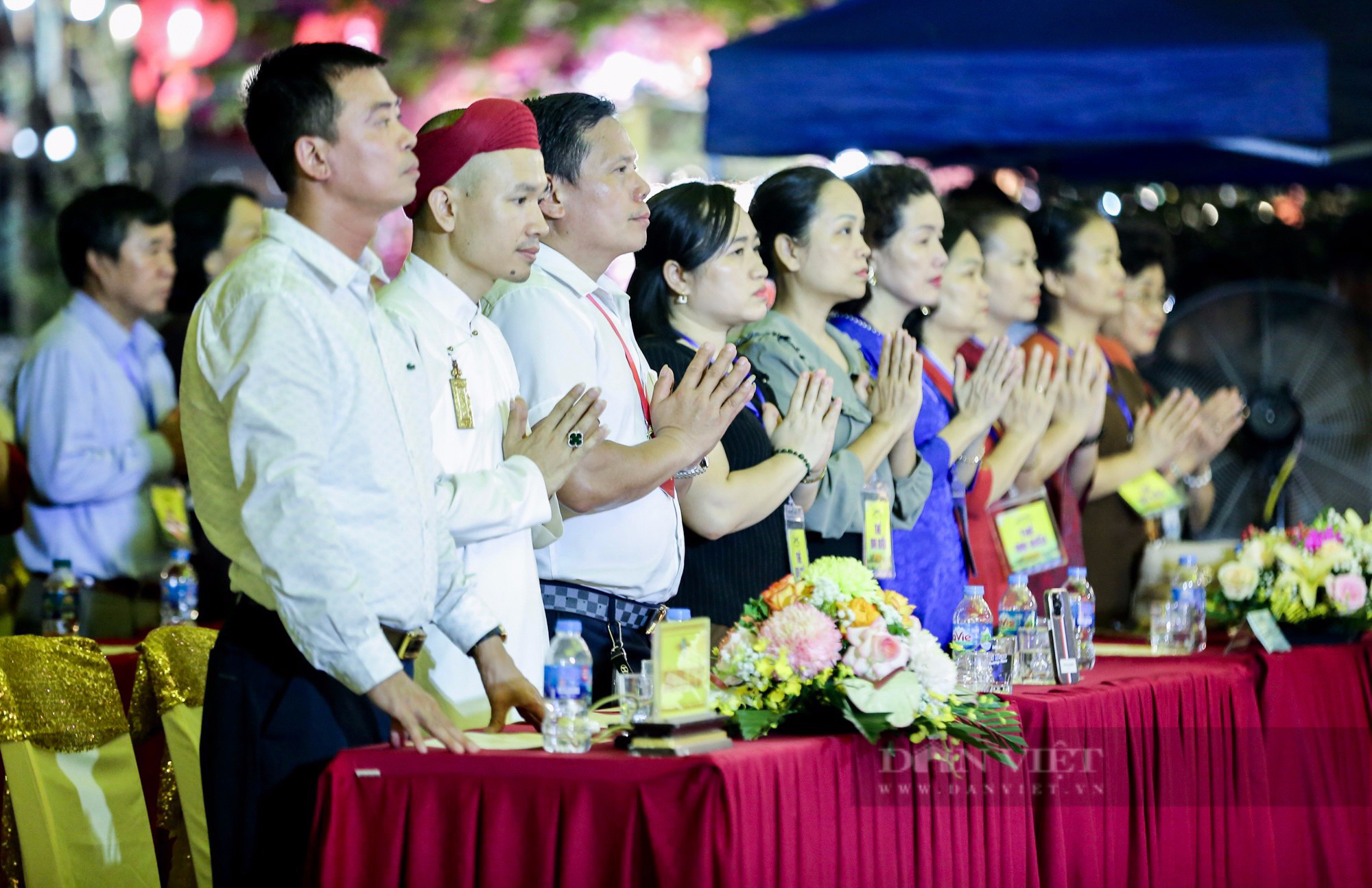 Xúc động nghi thức "Bông hồng cài áo" trong lễ Vu Lan: "Cha mẹ mất, tôi chưa thể báo đáp được công ơn" - Ảnh 4.