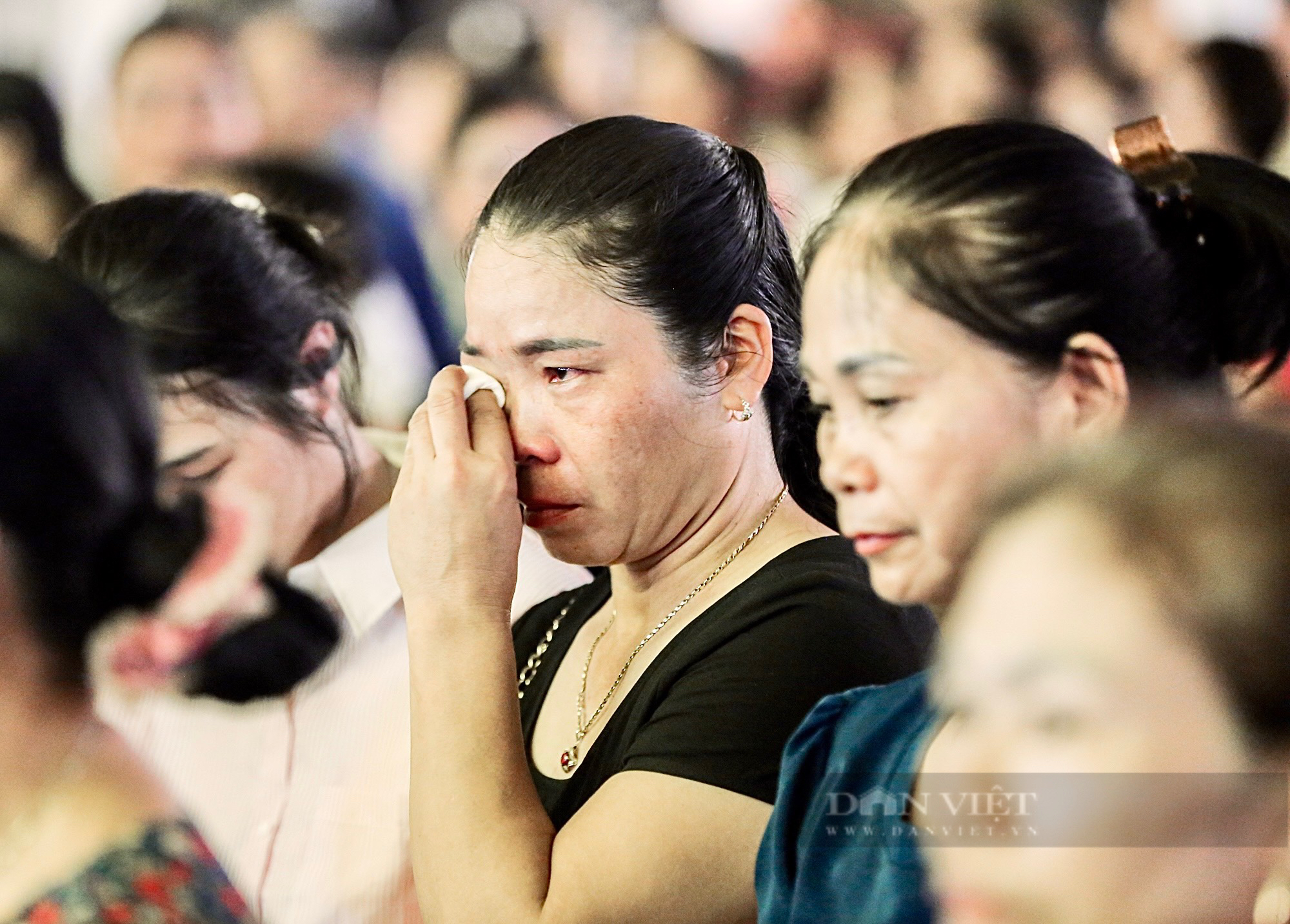 Xúc động nghi thức "Bông hồng cài áo" trong lễ Vu Lan: "Cha mẹ mất, tôi chưa thể báo đáp được công ơn" - Ảnh 6.