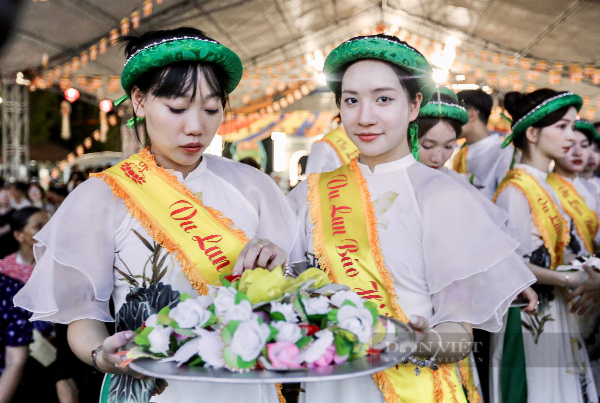 Xúc động nghi thức "Bông hồng cài áo" trong lễ Vu Lan: "Cha mẹ mất, tôi chưa thể báo đáp được công ơn" - Ảnh 8.