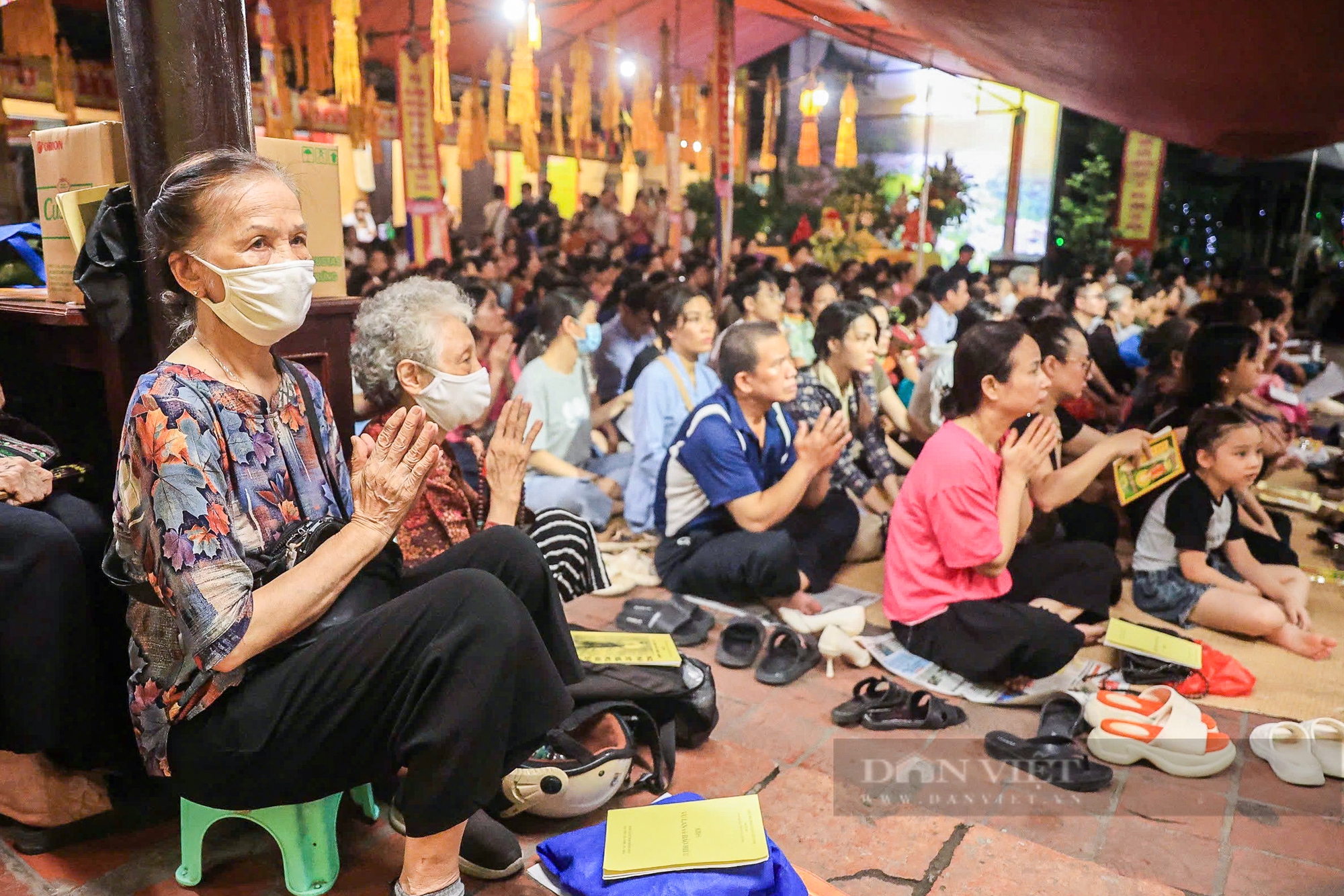 Hà Nội: Biển người ngồi kín chùa Phúc Khánh hành lễ trước ngày Vu lan báo hiếu- Ảnh 8.