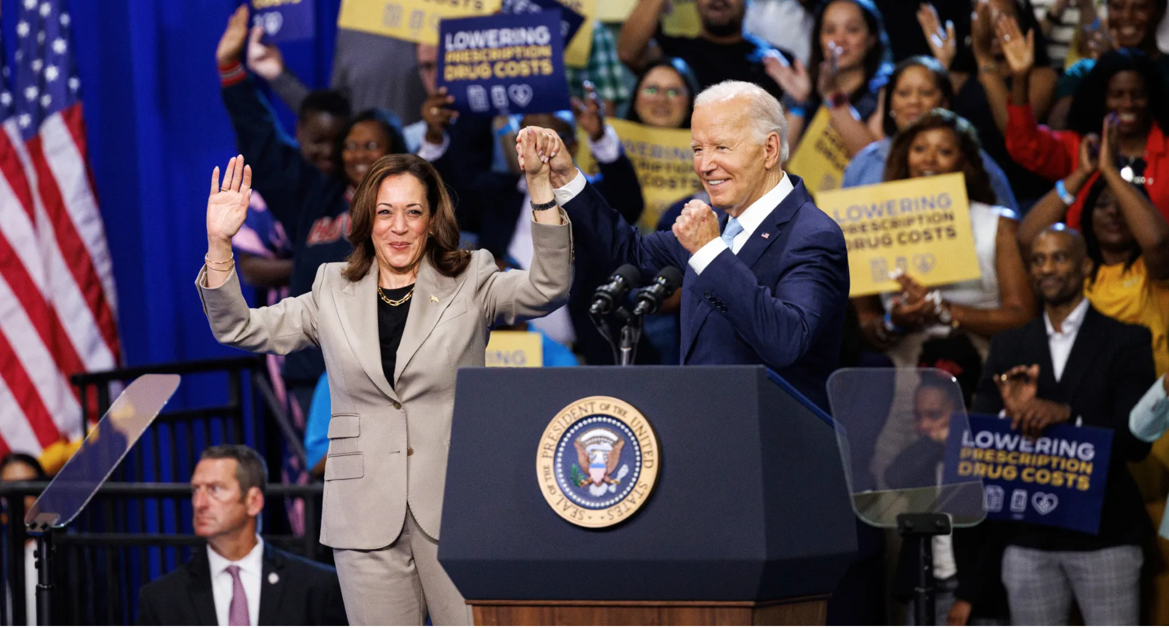 Bà Kamala Harris lần đầu tiên xuất hiện cùng Tổng thống Biden từ khi 'đổi vai' tranh cử - Ảnh 1.