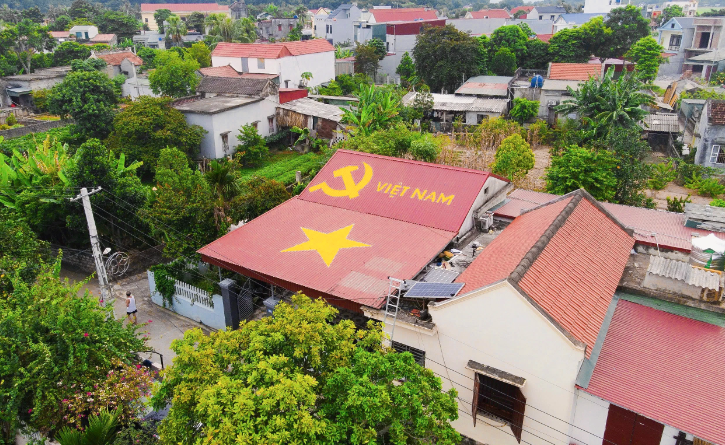 Trào lưu vẽ cờ Tổ quốc lên mái nhà: Cờ Tổ quốc rất thiêng liêng, không thể tùy tiện tô vẽ- Ảnh 1.