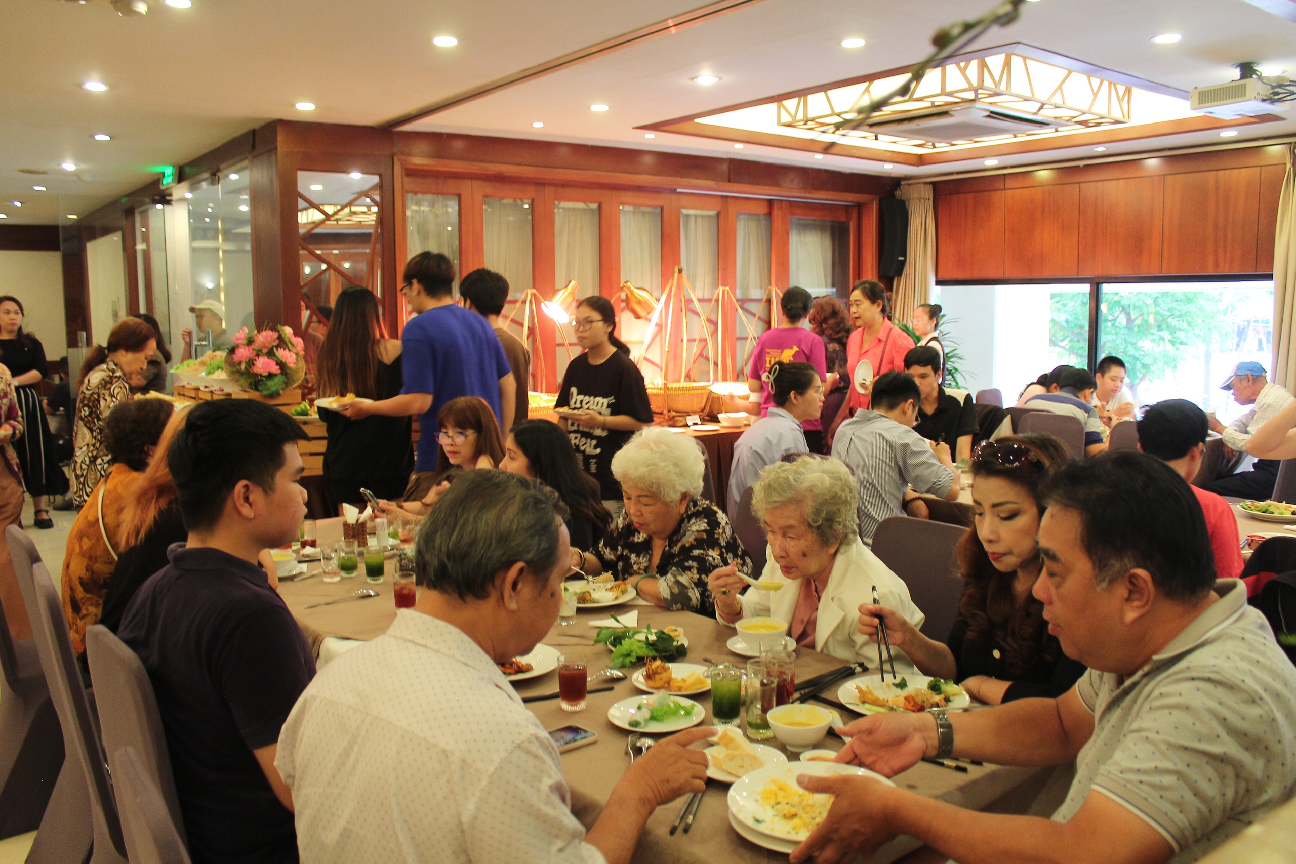 Nhà hàng buffet chay kín chỗ ngày Vu lan, chủ phải xuống làm phụ bếp - Ảnh 6.