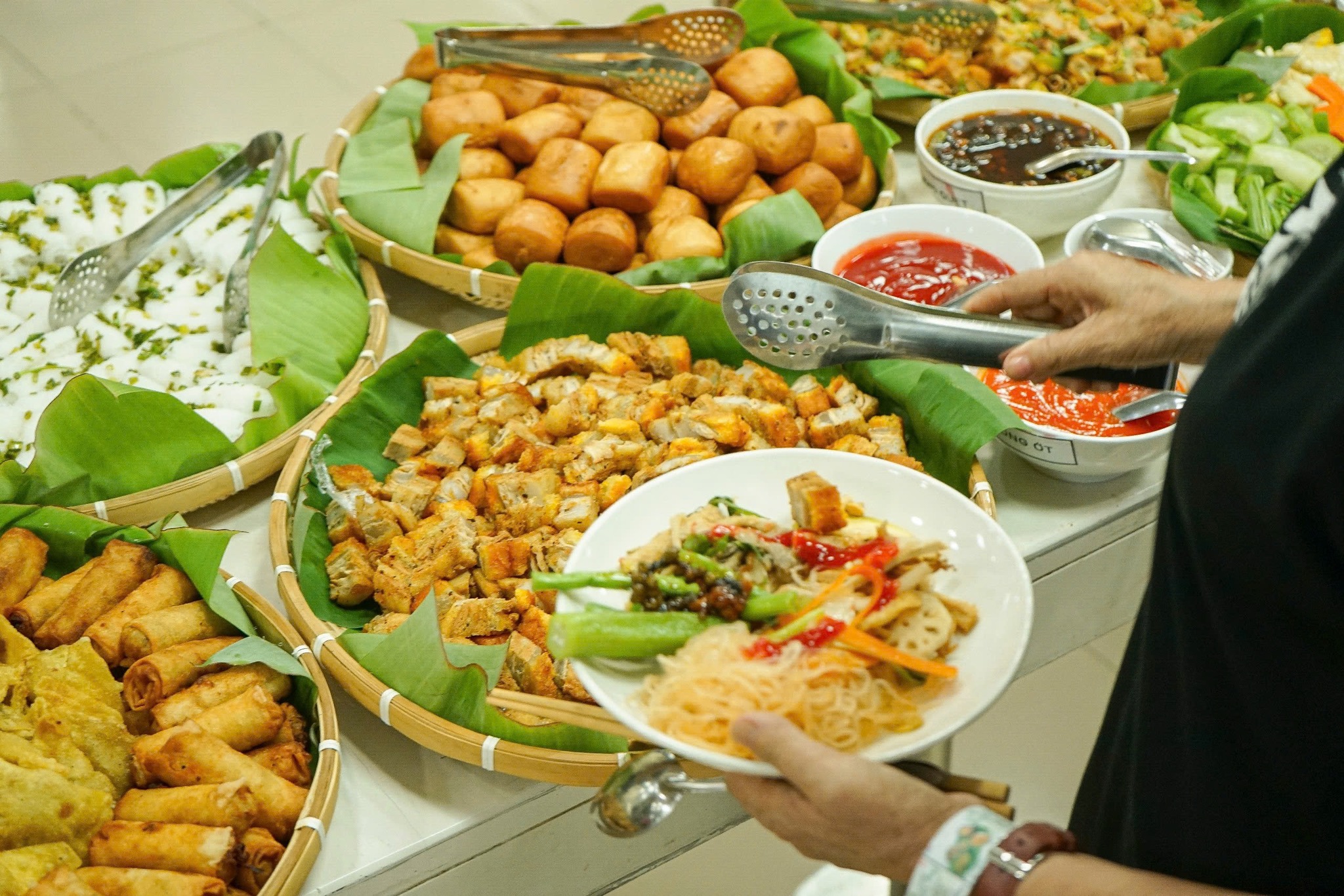 Buffet chay đắt khách ngày Vu lan - Ảnh 3.