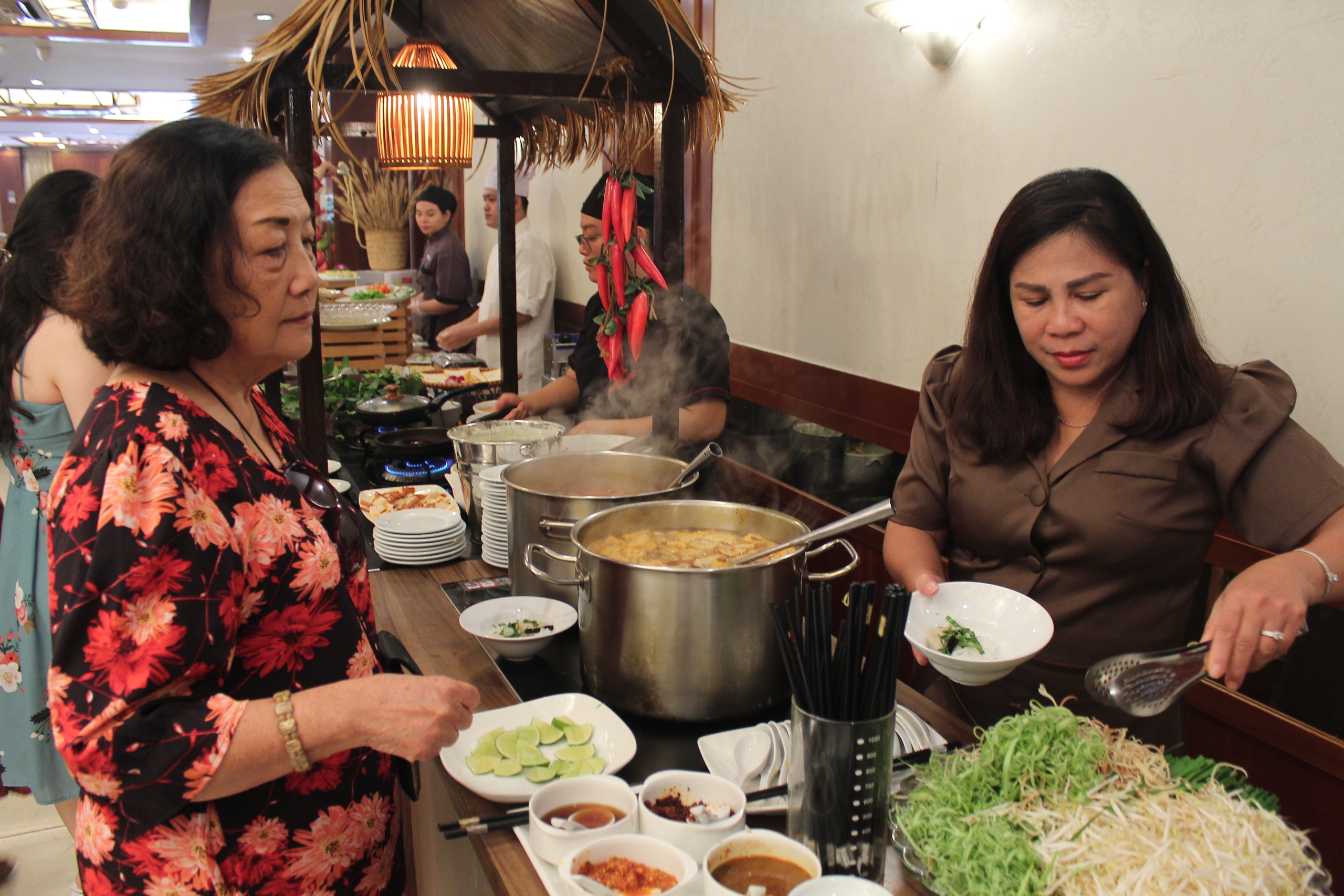 Nhà hàng buffet chay kín chỗ ngày Vu lan, chủ phải xuống làm phụ bếp - Ảnh 7.